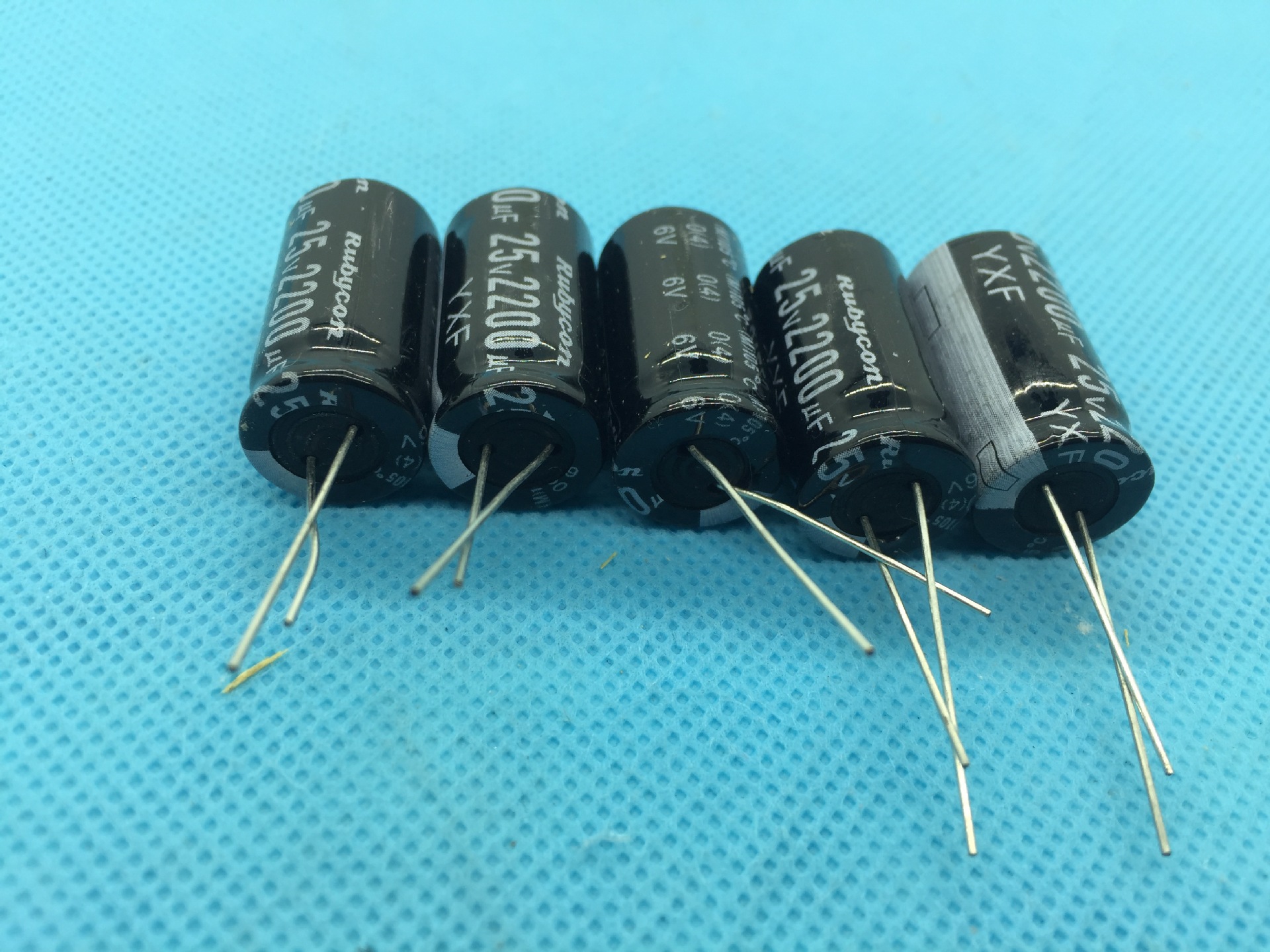 电解电容25v2200uf 2200uf/25v 13x25 105度 品牌广东红宝石