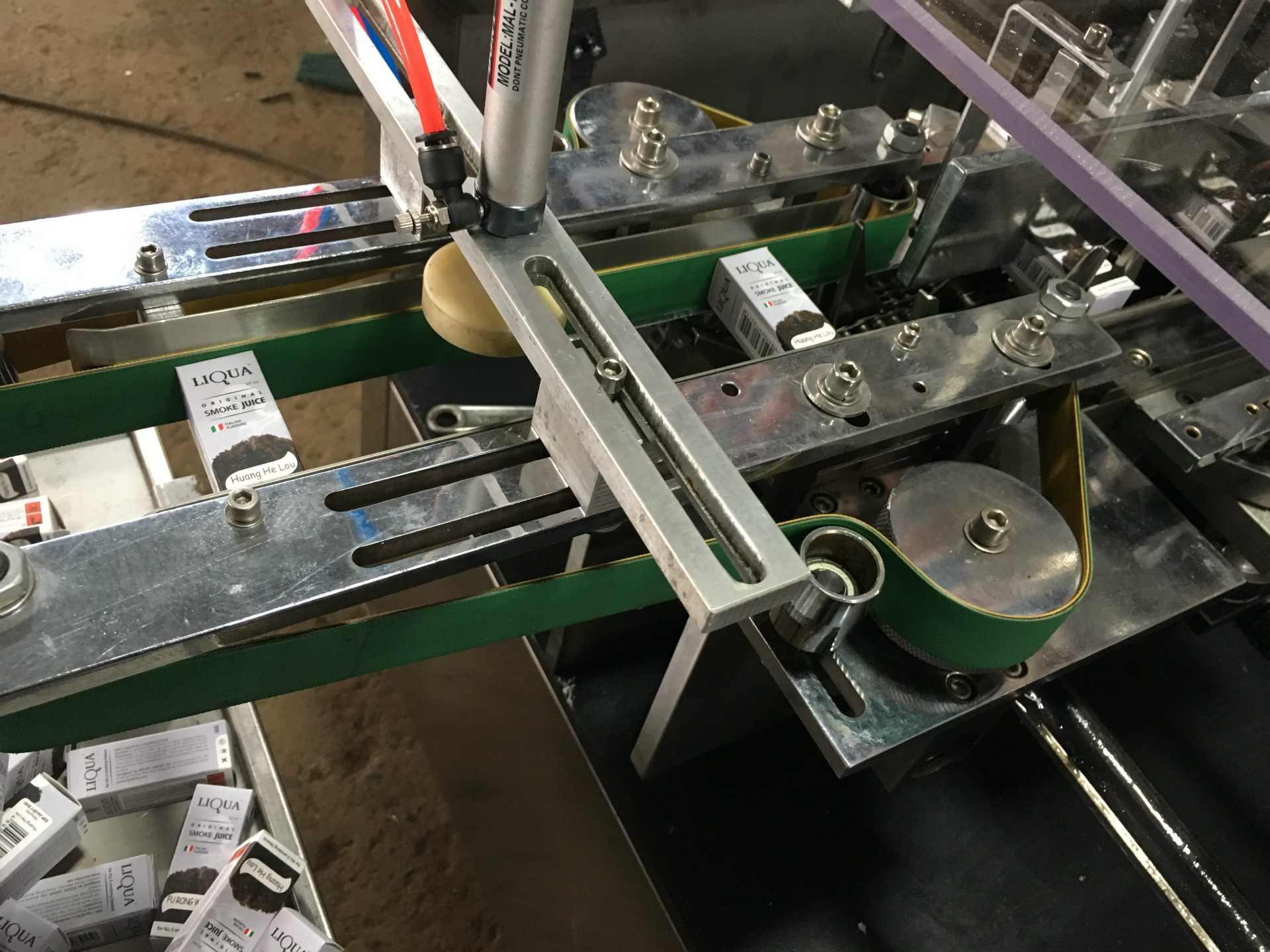 塑料瓶装盒机 烟油装盒机 眼药水装盒机 咨询 13695753818