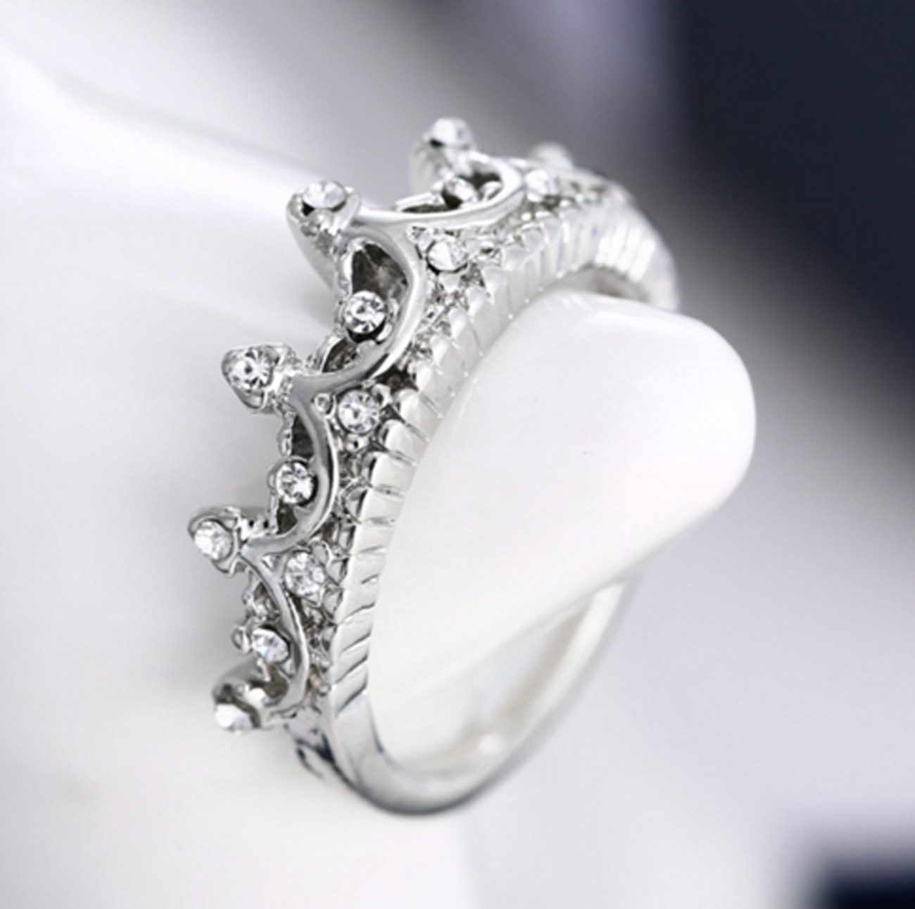 饰品 欧美时尚女王气质戒指 镂空闪钻雕花皇冠食指戒指女 时尚戒