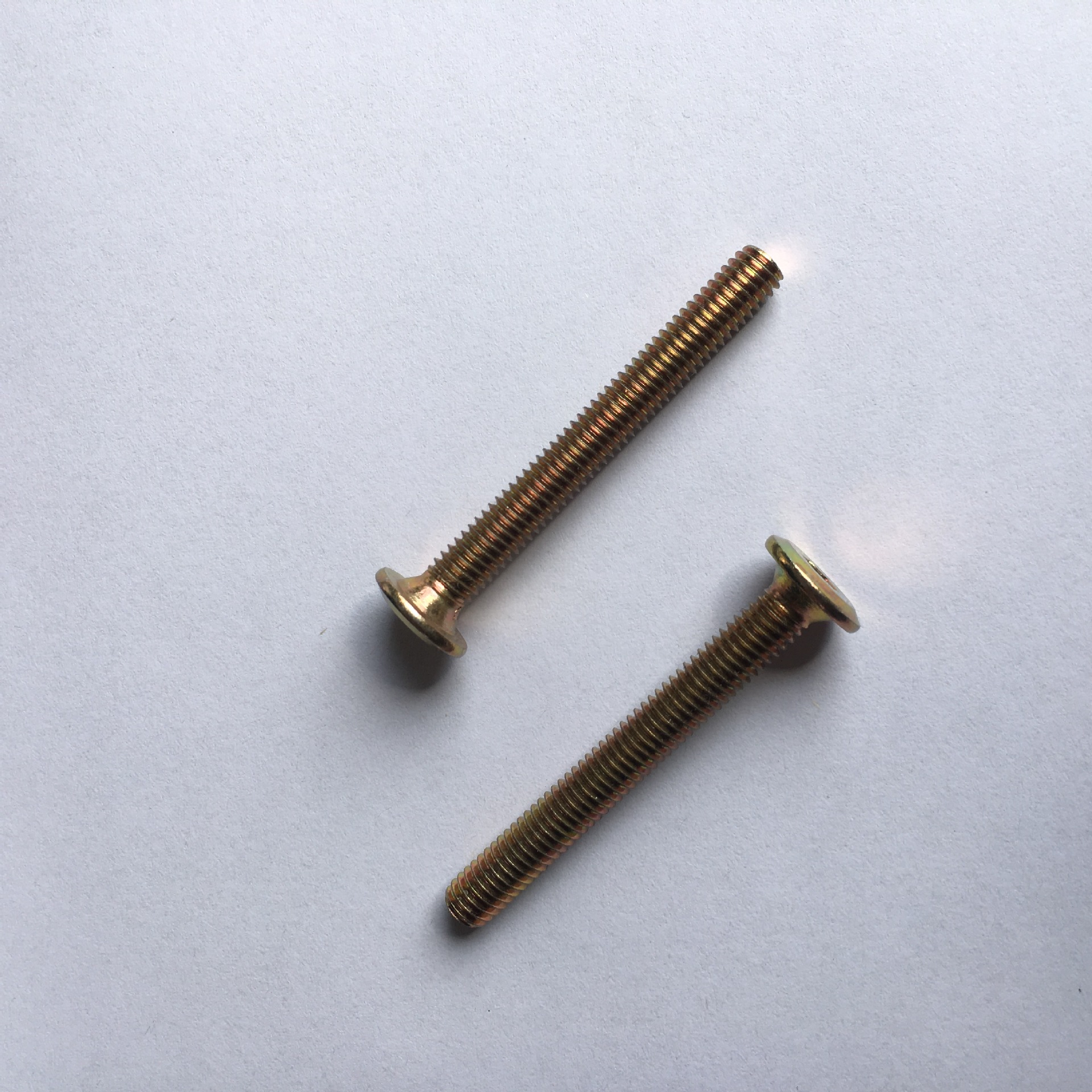 佛山产国标倒边内六角花形 盘头半沉头螺钉 各常用规格家具螺丝