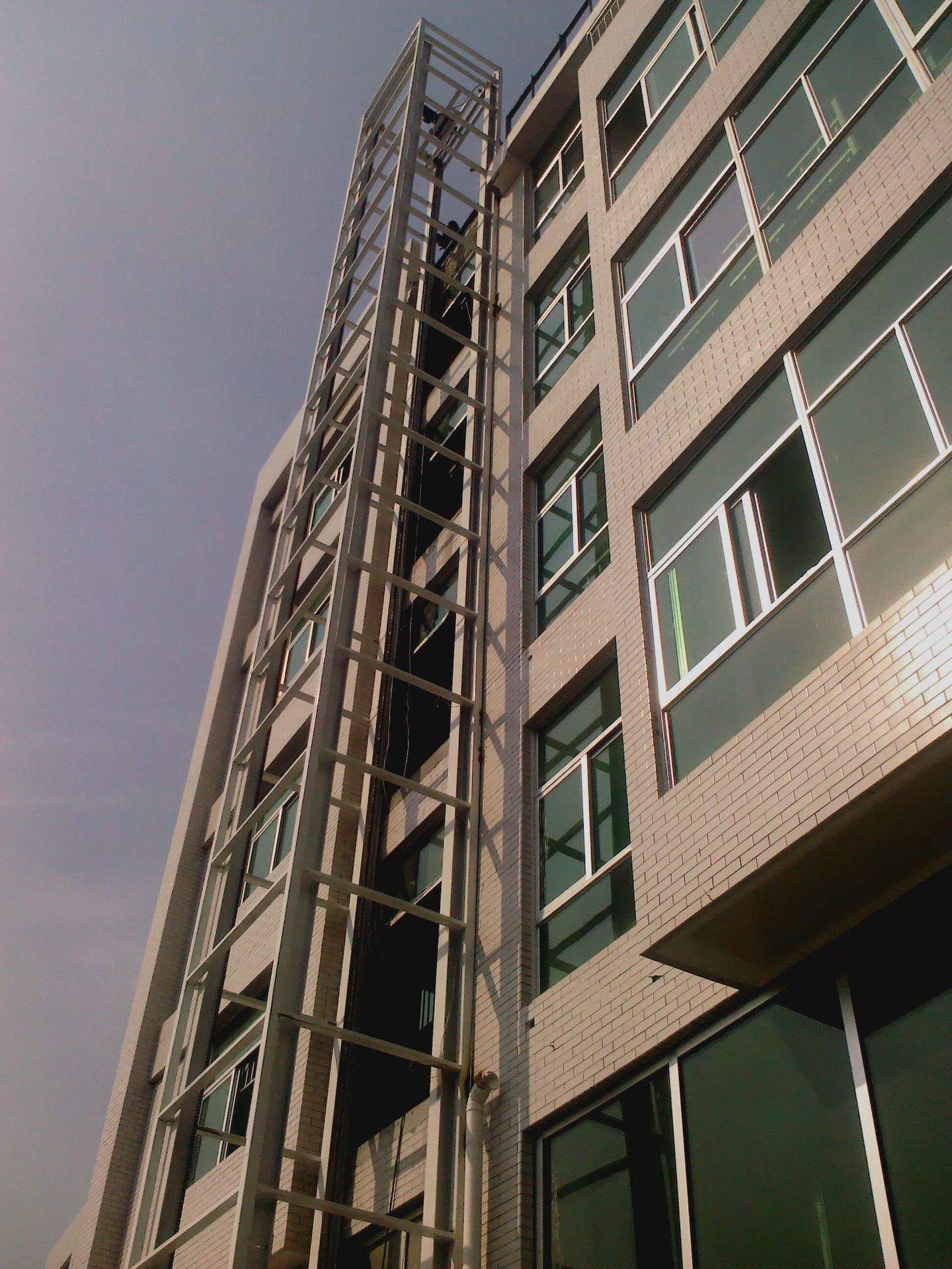 厂家定制升降货梯小型液压简易电梯载重4吨货梯导轨式升降机