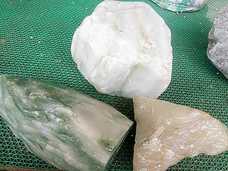 新疆天山翠原石矿料 新疆白金丝玉山料透度硬度 每公斤28元