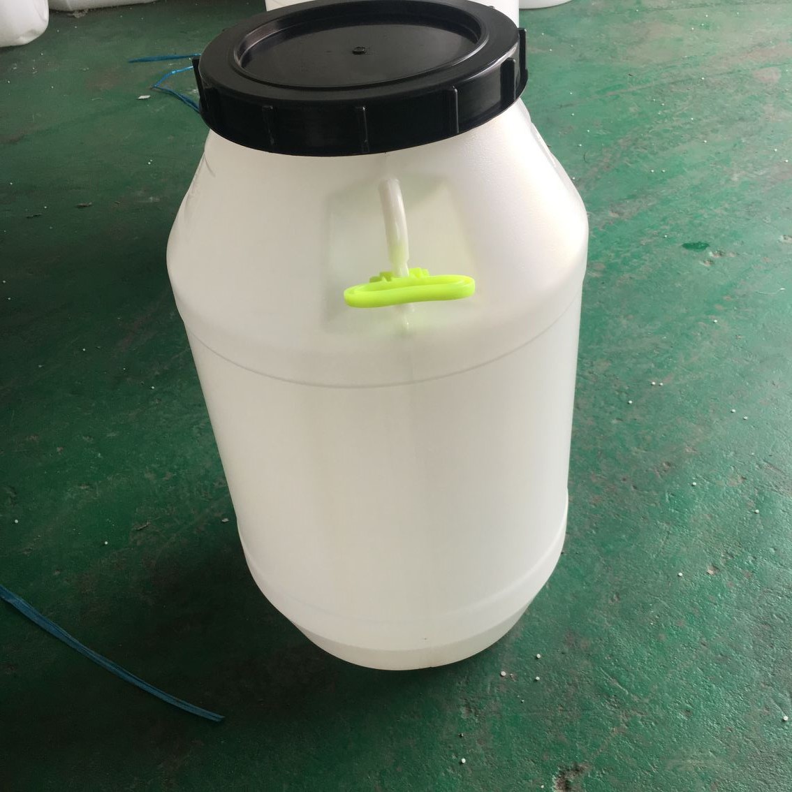 供100公斤白色食品级100l塑料圆桶黑盖塑料桶化工桶周转桶