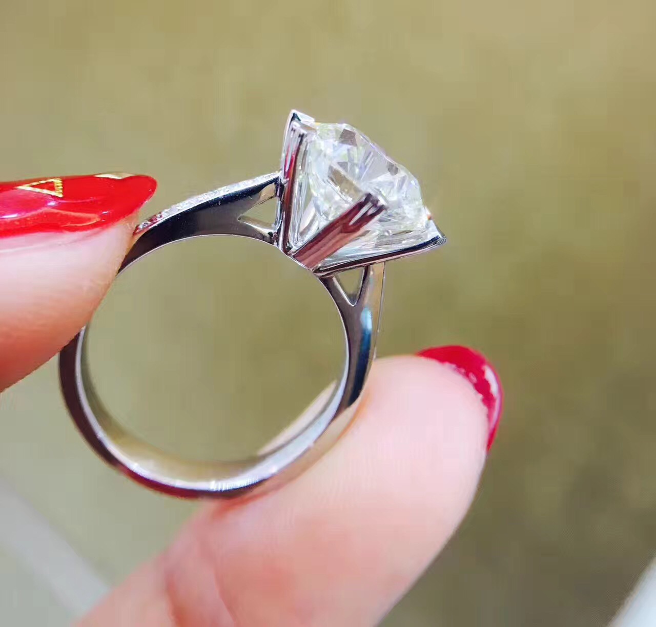 雅度珠宝 18k白金5克拉经典6爪镶钻石女戒指 时尚订婚结婚钻戒