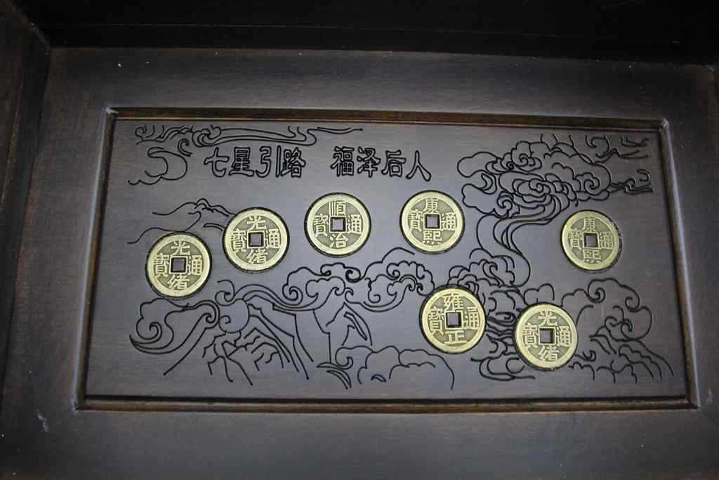 蓬莱仙境黑檀木骨灰盒棺材 混批直供河北骨灰盒厂家批发价   把七星钱