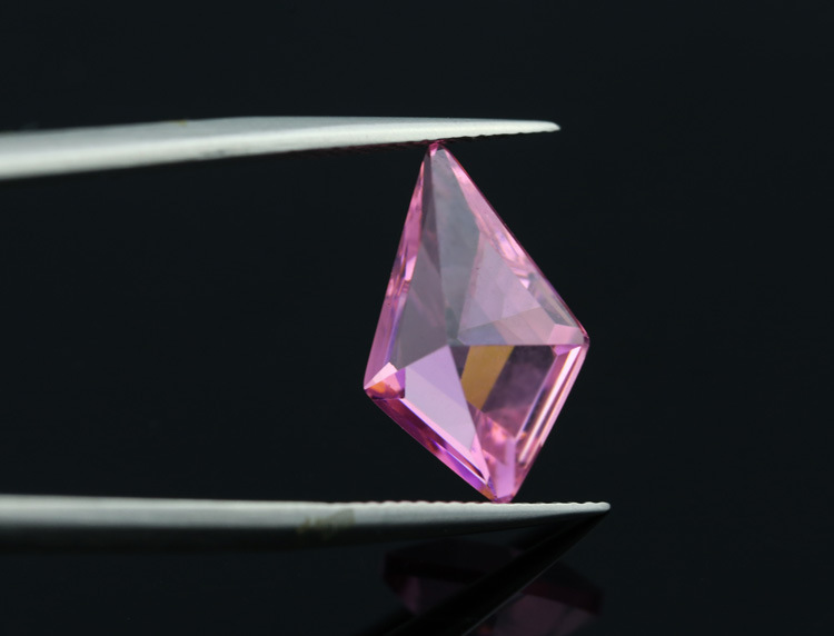 正在上架,也有部分订做加工产品出售中,我们的工厂就是您的宝石超市