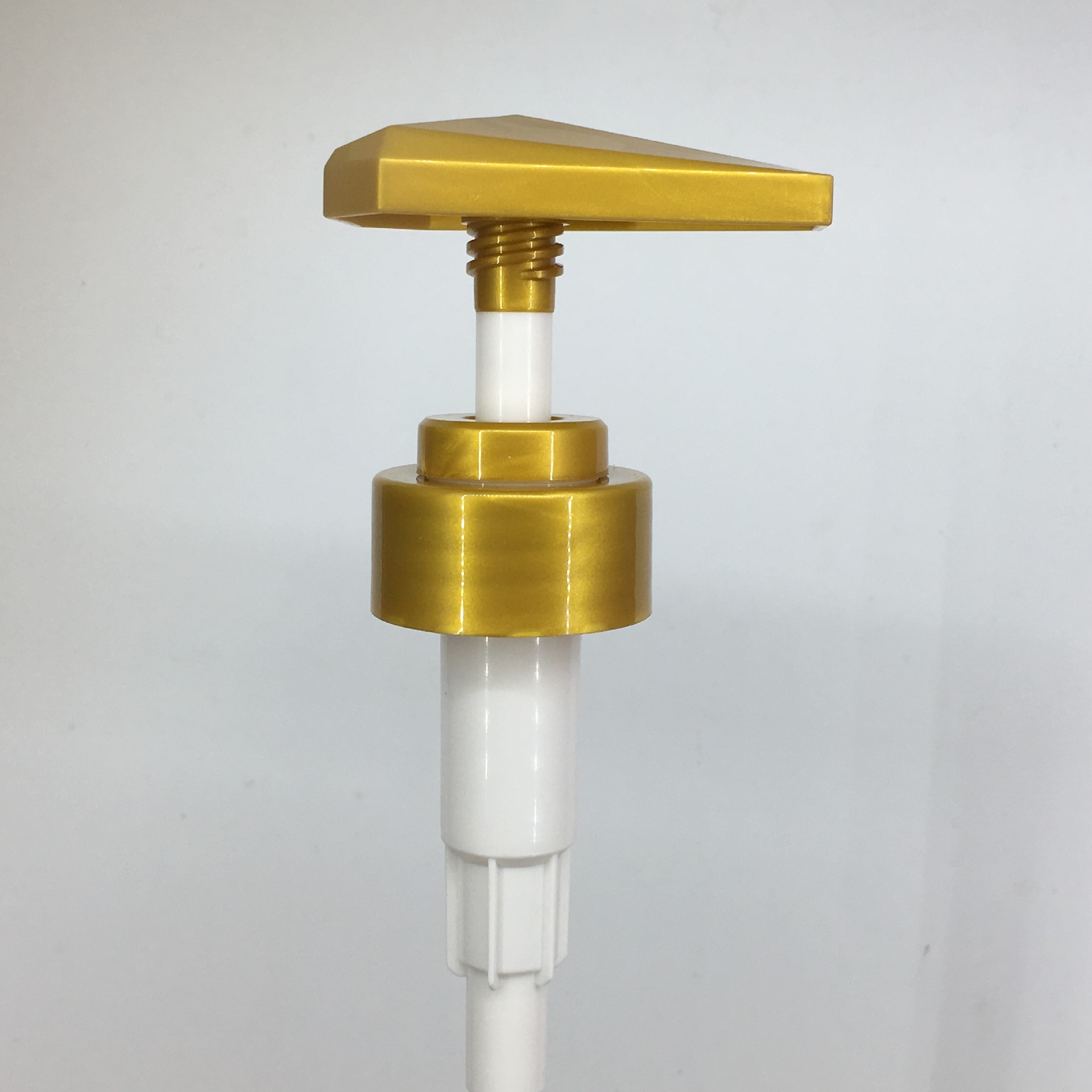 厂家供应4cc塑料乳液泵长嘴按压泵头化妆品乳液泵头新品多边压泵