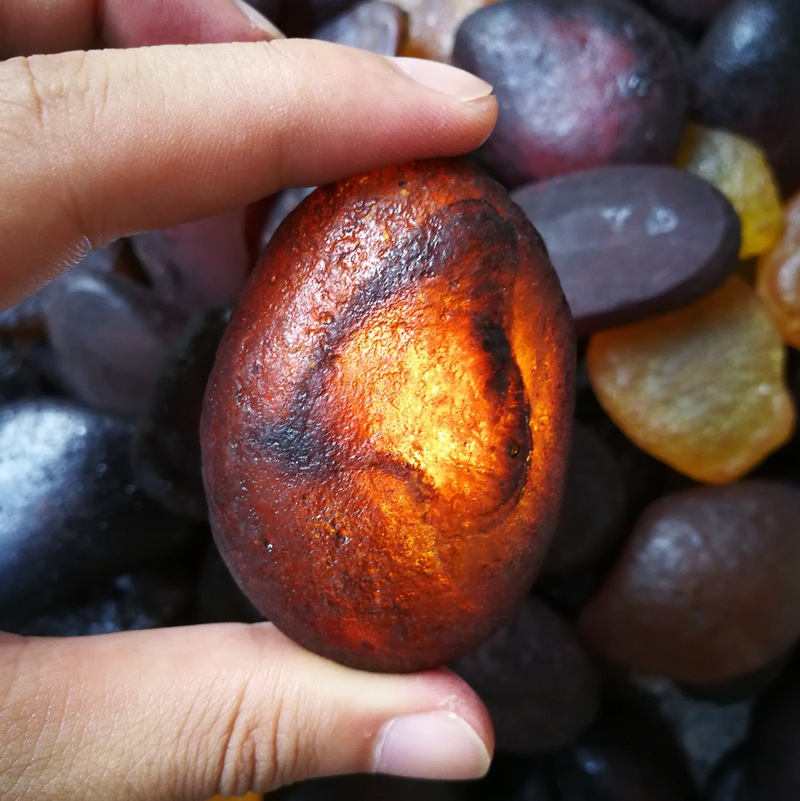 跑江湖地摊展销会景点二代琥珀蜜蜡原石批发琥珀蜜蜡厂家直销