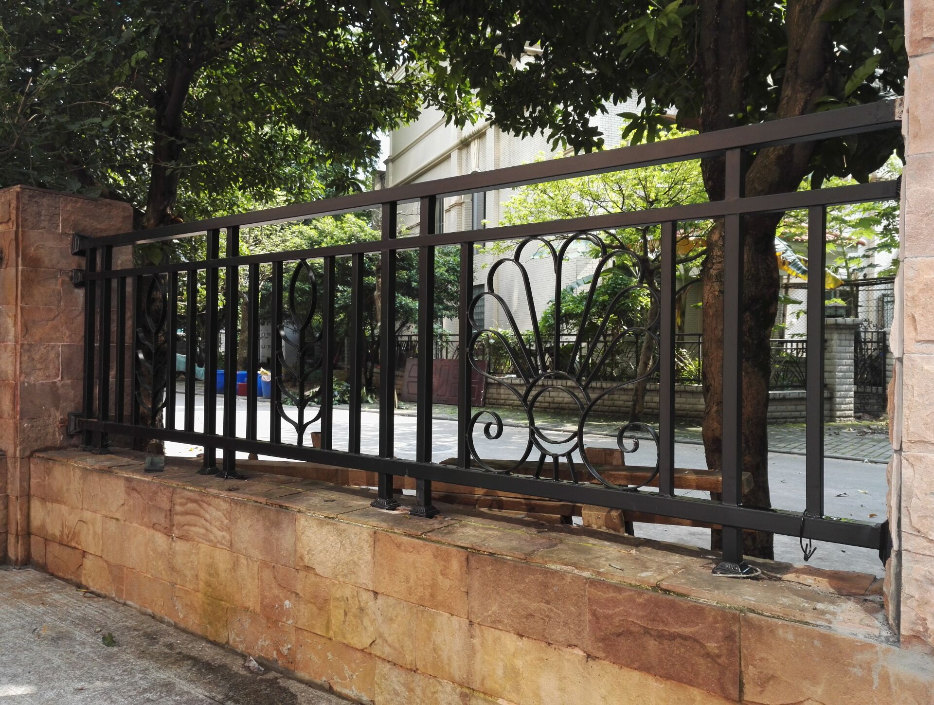 厂家供应水泥地基围墙欧式铁艺护栏 外墙热镀锌安全铁艺隔离栏杆