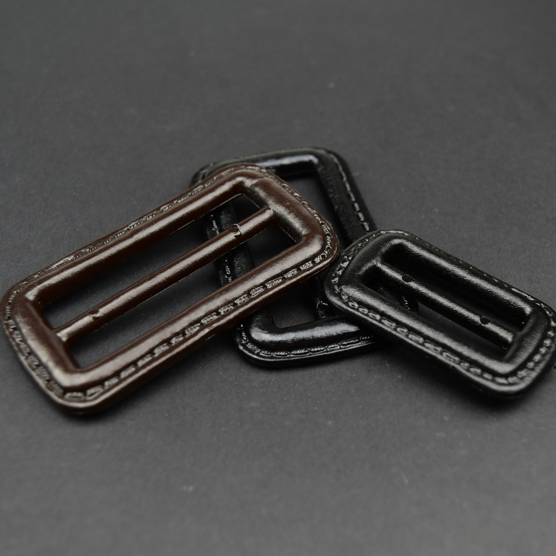 厂家直销仿皮三档扣塑料腰扣女装风衣大衣腰带衣袖腰扣现货