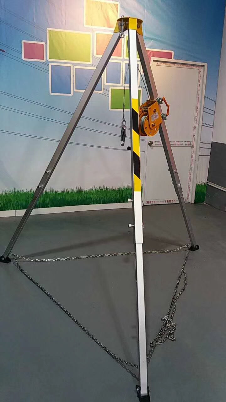 三角架高度可调节脚底设有保护链架头吊环万向设计,保证绞盘吊钩挂装