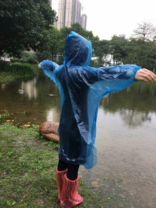 厂家批发一次性雨衣成人旅游户外用品半透明雨披连体套头便携雨衣