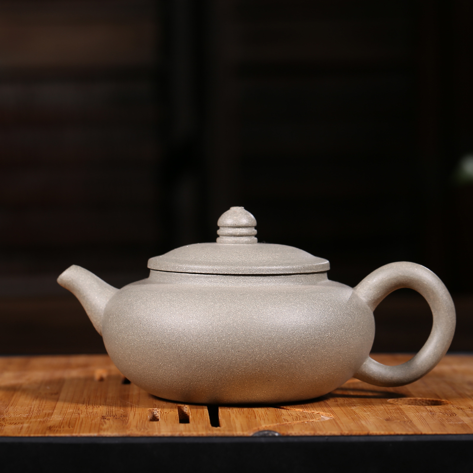 【简介】紫砂壶:是一种典型的手工艺器,是中国陶瓷艺苑中一颗璀璨的