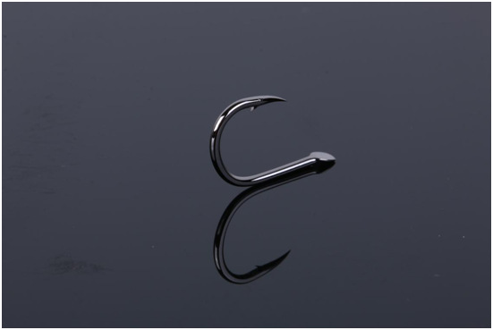 有倒刺,钩柄特短,钩条更粗,钩身呈圆弧,中鱼率高,适合钓鲤鱼,草鱼