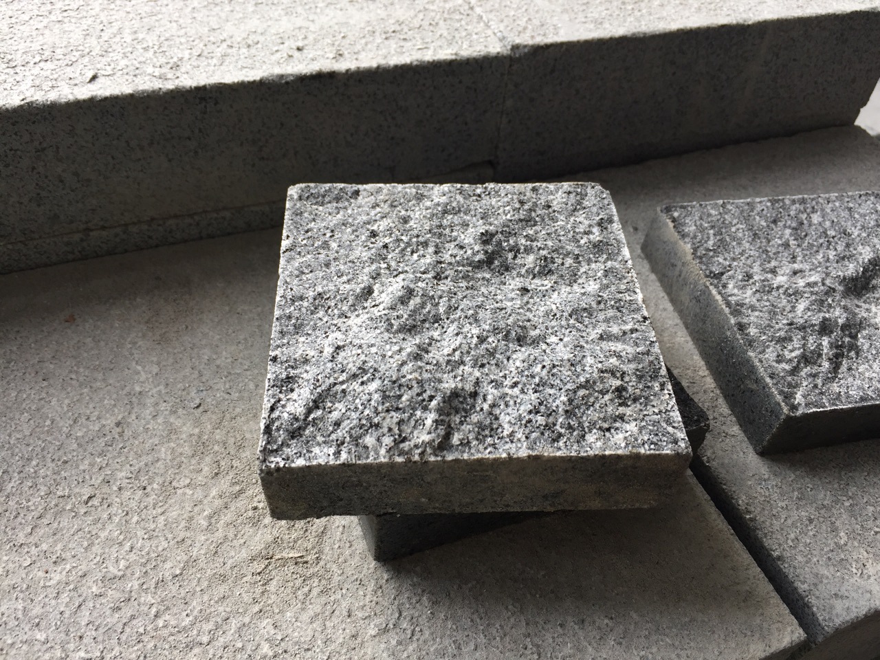 福建花岗石芝麻黑654自然面地铺石 景观步道石 人行步道石