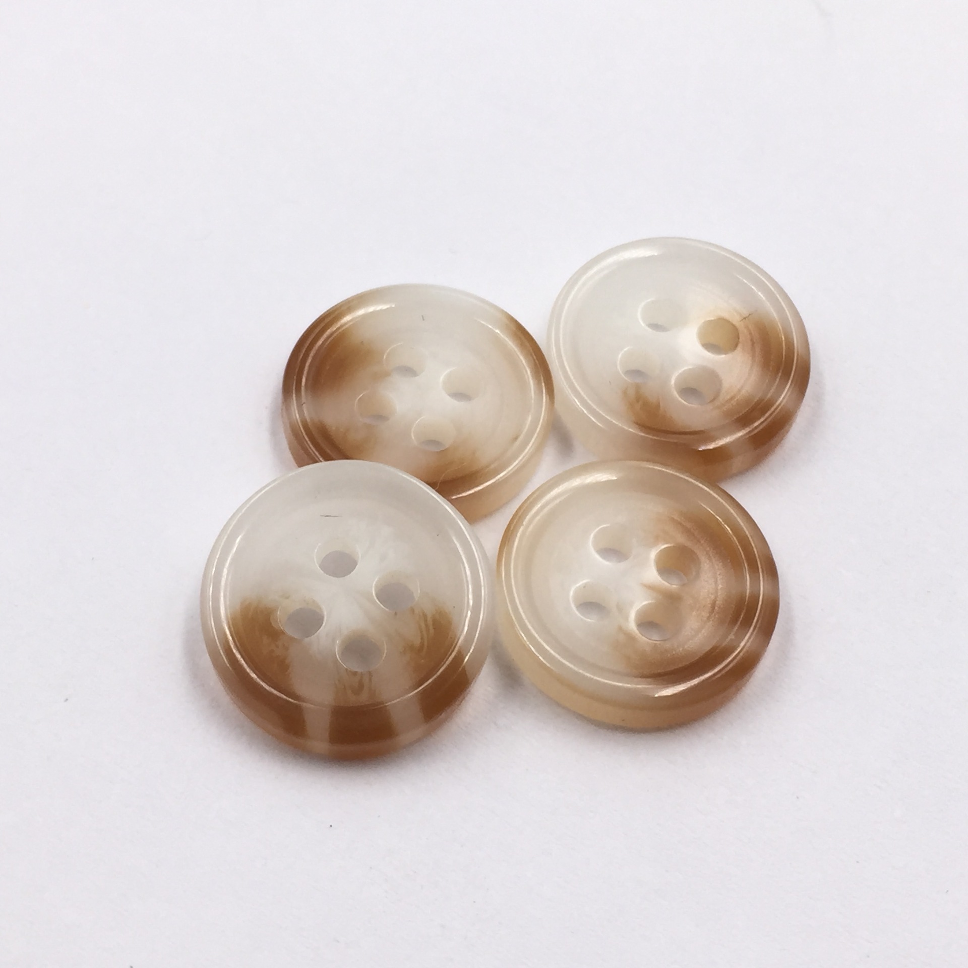 现货供应 四眼细边树脂纽扣 花纹扣仿牛角扣大衣衬衫扣可定制