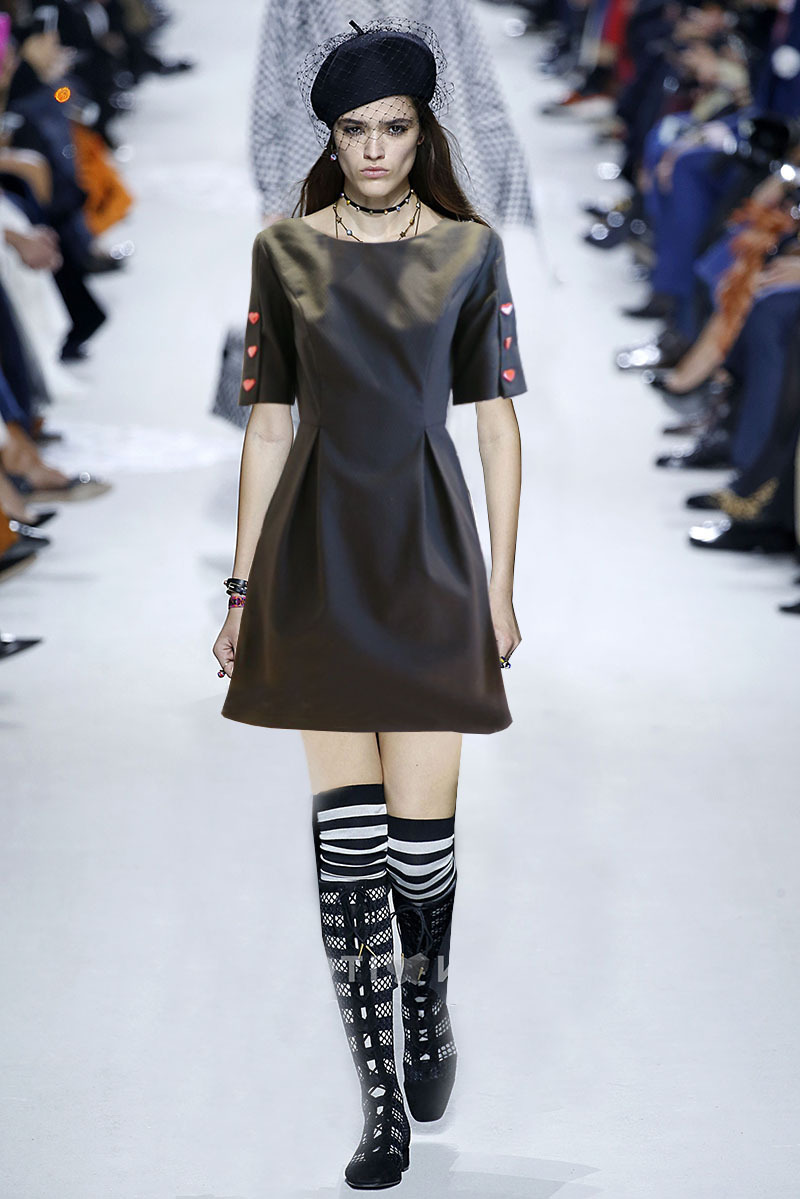 欧洲站18春夏外贸女装 走秀款圆领中袖桃心扣装饰收腰下摆连衣裙