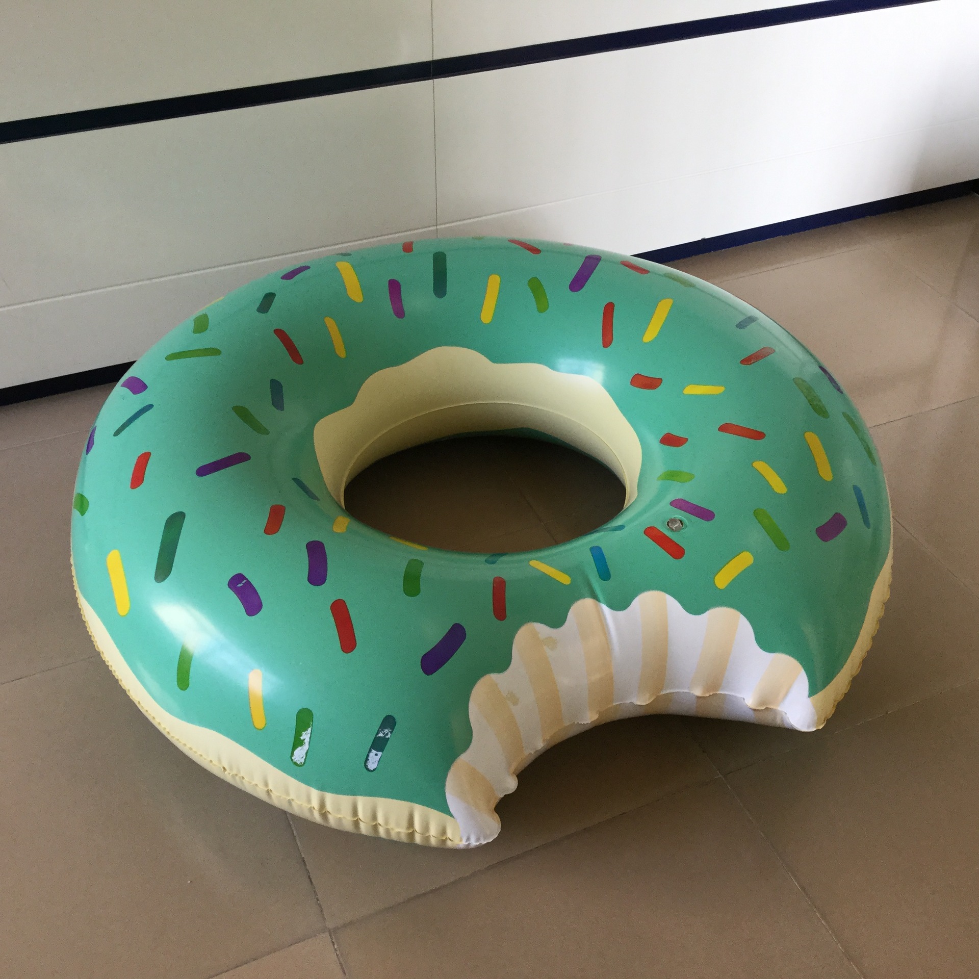 厂家定制 pvc充气水上甜甜圈游泳圈 吹气救生圈 尺寸印刷可定oem