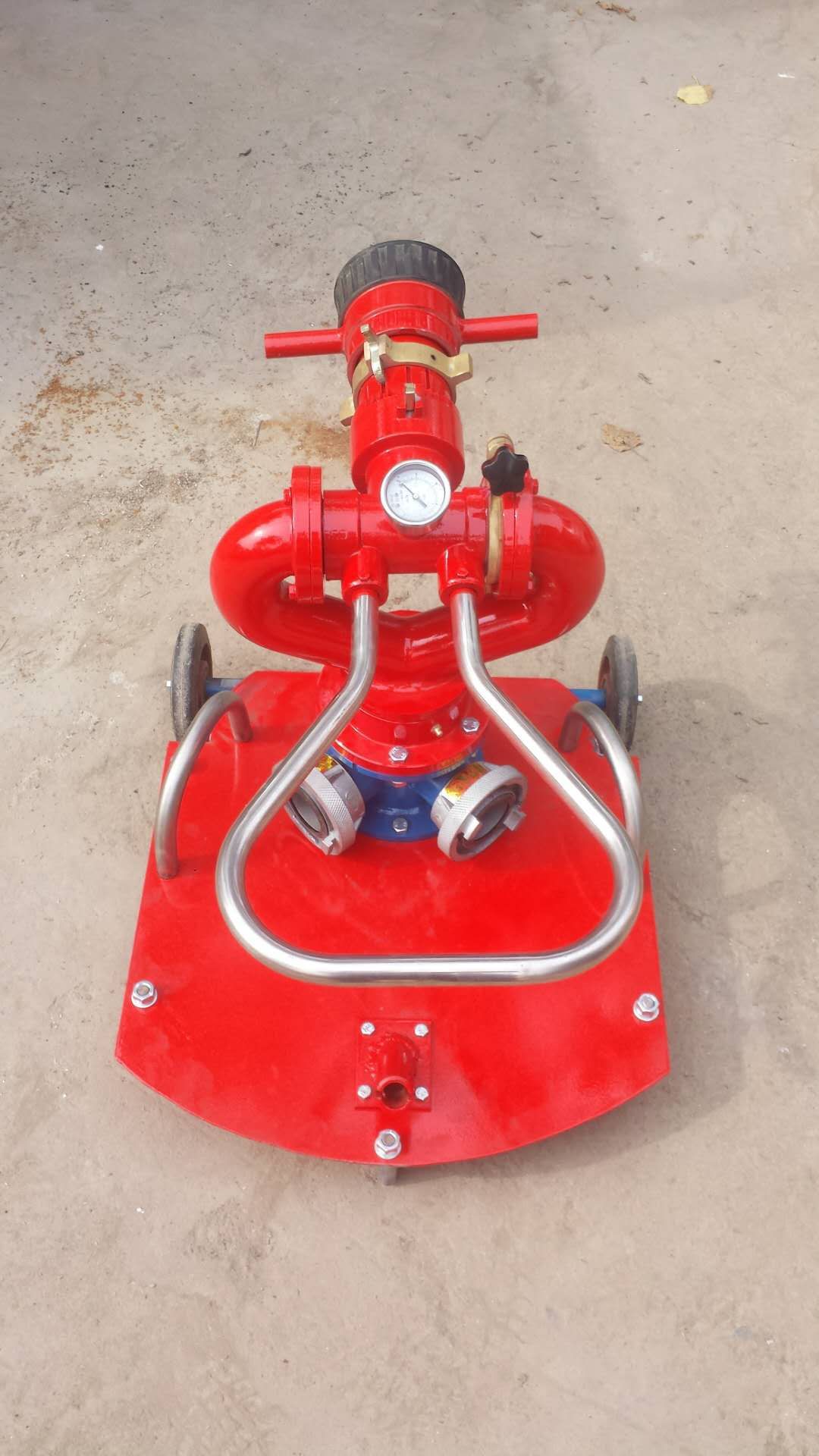 进水管,回转体,炮头等机构组成;移动消防水炮配有两个直径65进水口