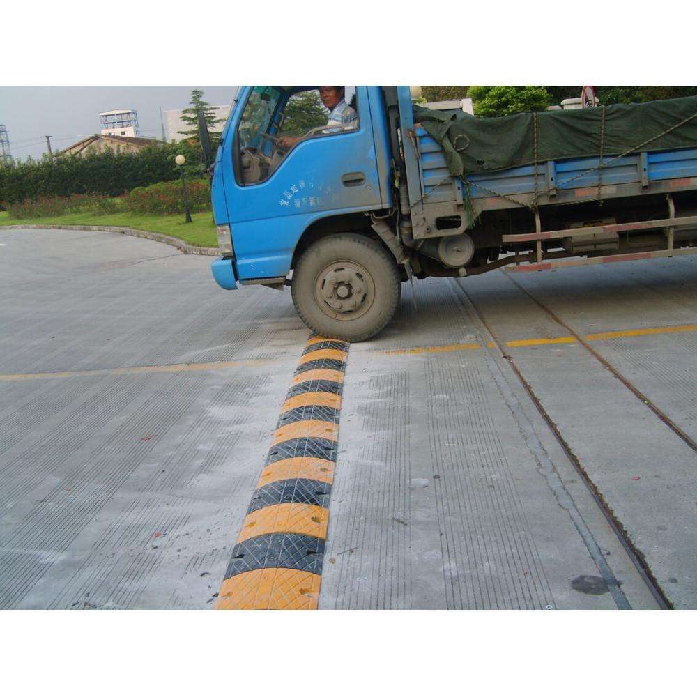 现货供应公路减速带交通安全设施道路橡胶缓冲带