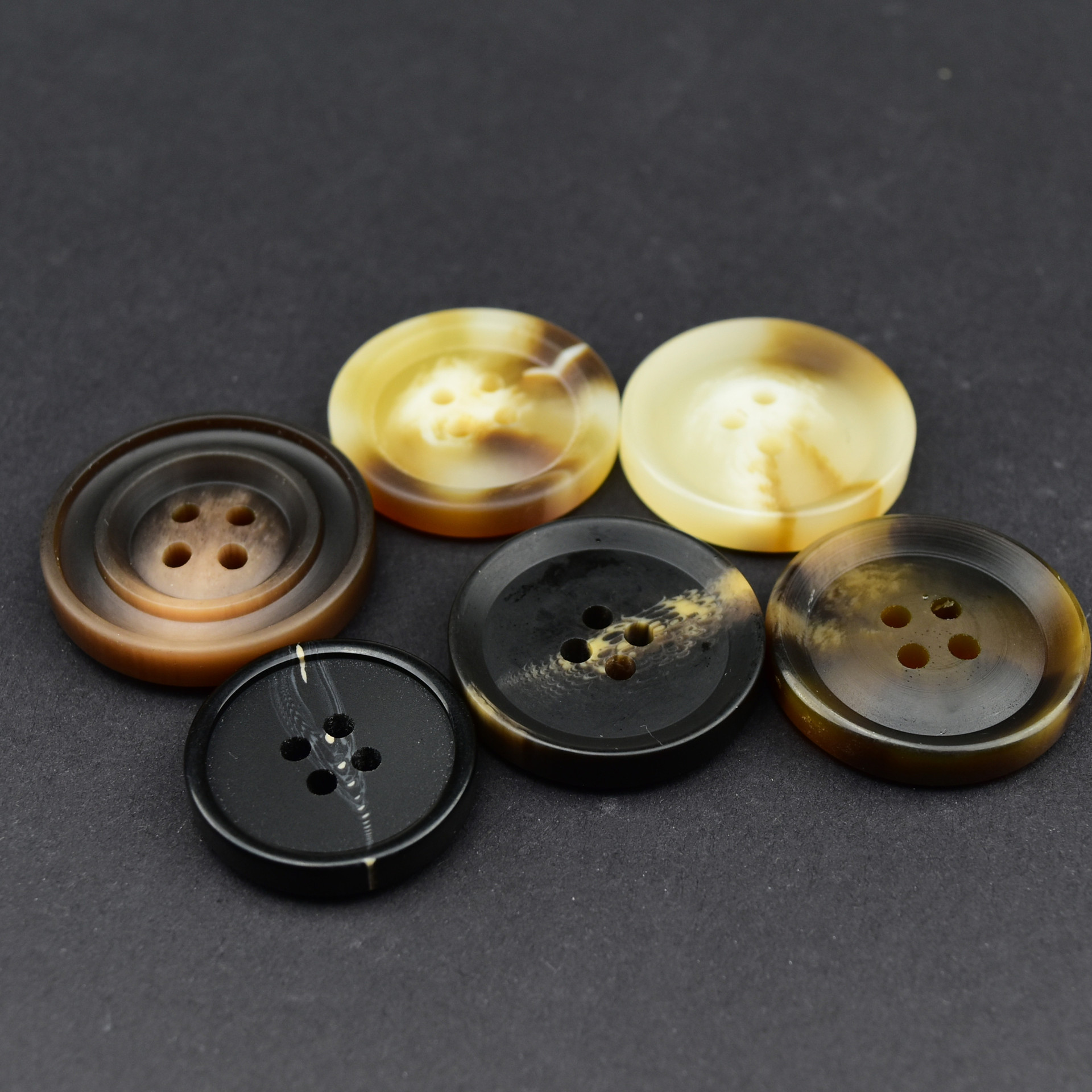 厂家直销四眼仿牛角扣花纹扣女士风衣毛呢大衣树脂纽扣现货批发