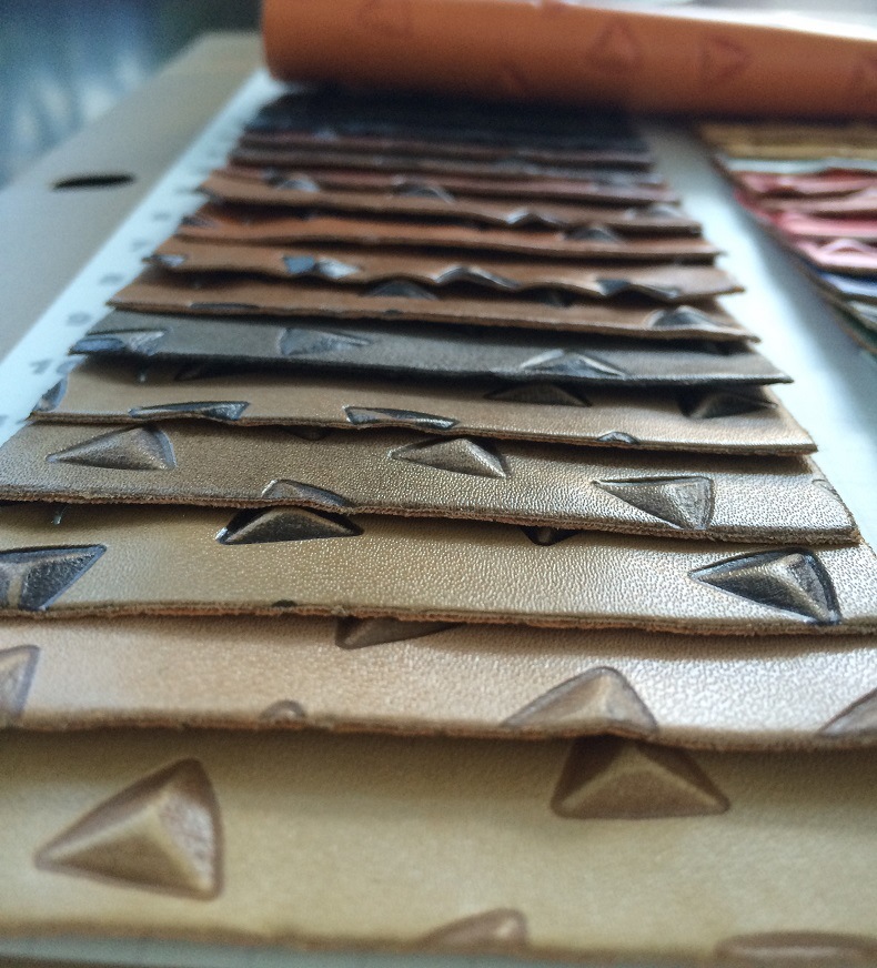 压花皮革广东厂价直销立体压印小三角形图案pu箱包人造革装饰包材