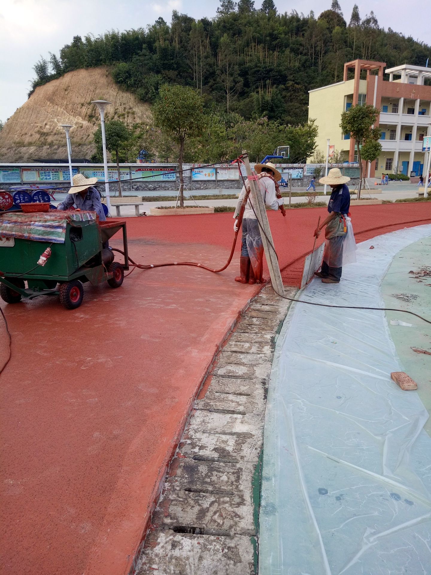 弹性环保混合型塑胶跑道 施工幼儿园操场跑道 体育运动场跑道面层