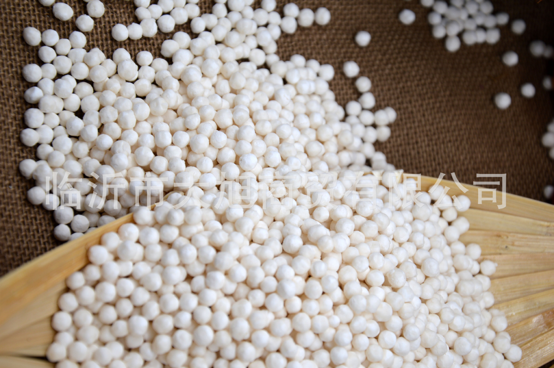 西米又叫做西谷米,是从西谷椰树的木髓部提取的淀粉,经过手工加工制成