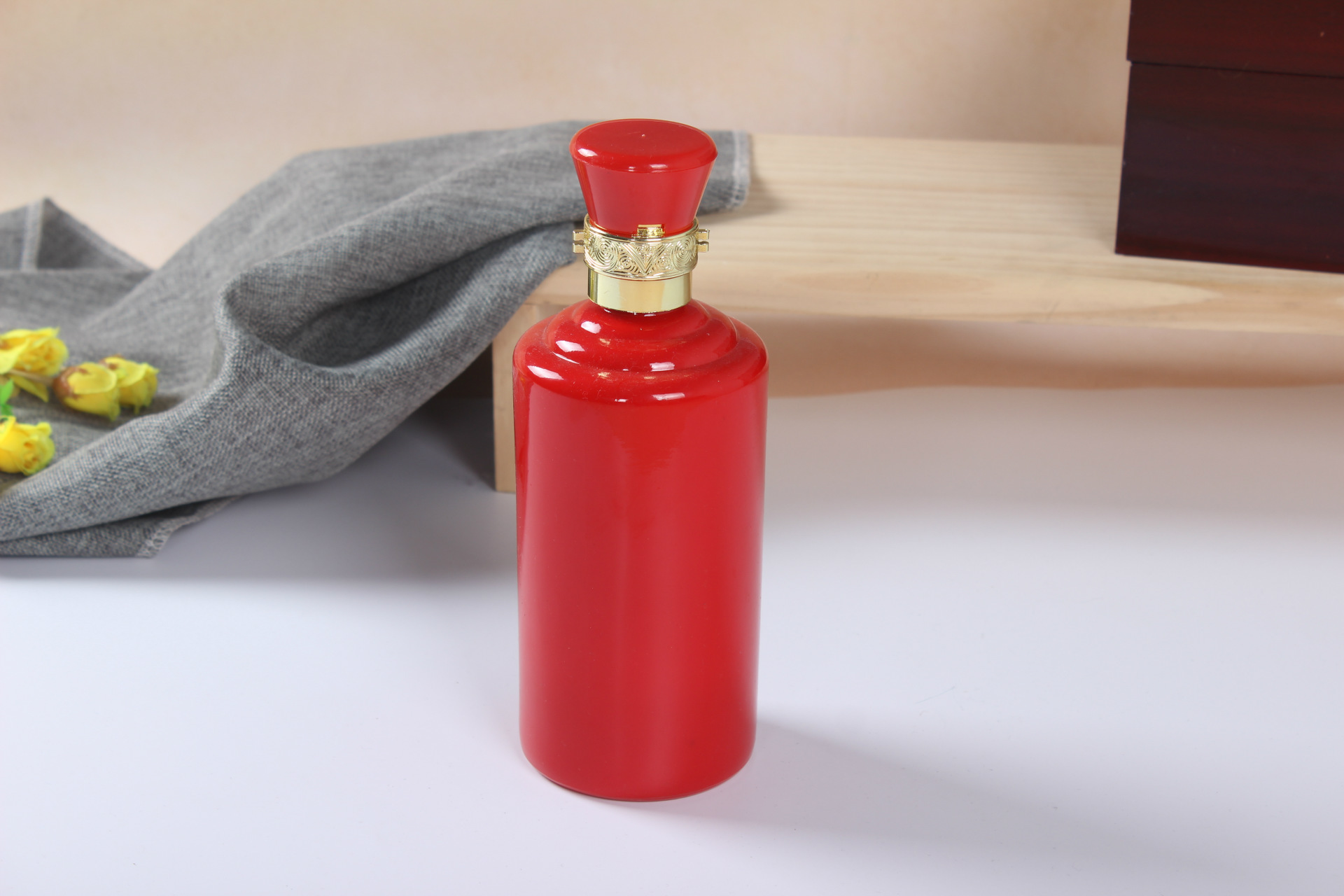 厂家直销500ml婚庆酒瓶红色圆柱形带盖密封高白料玻璃酒瓶-阿里巴巴