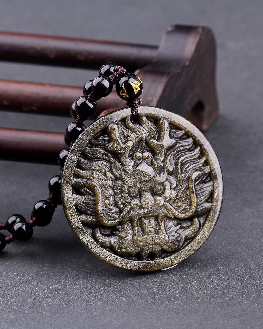 天然金曜石龙头圆牌吊坠 男女款金曜石龙牌黑曜石龙头挂坠批发