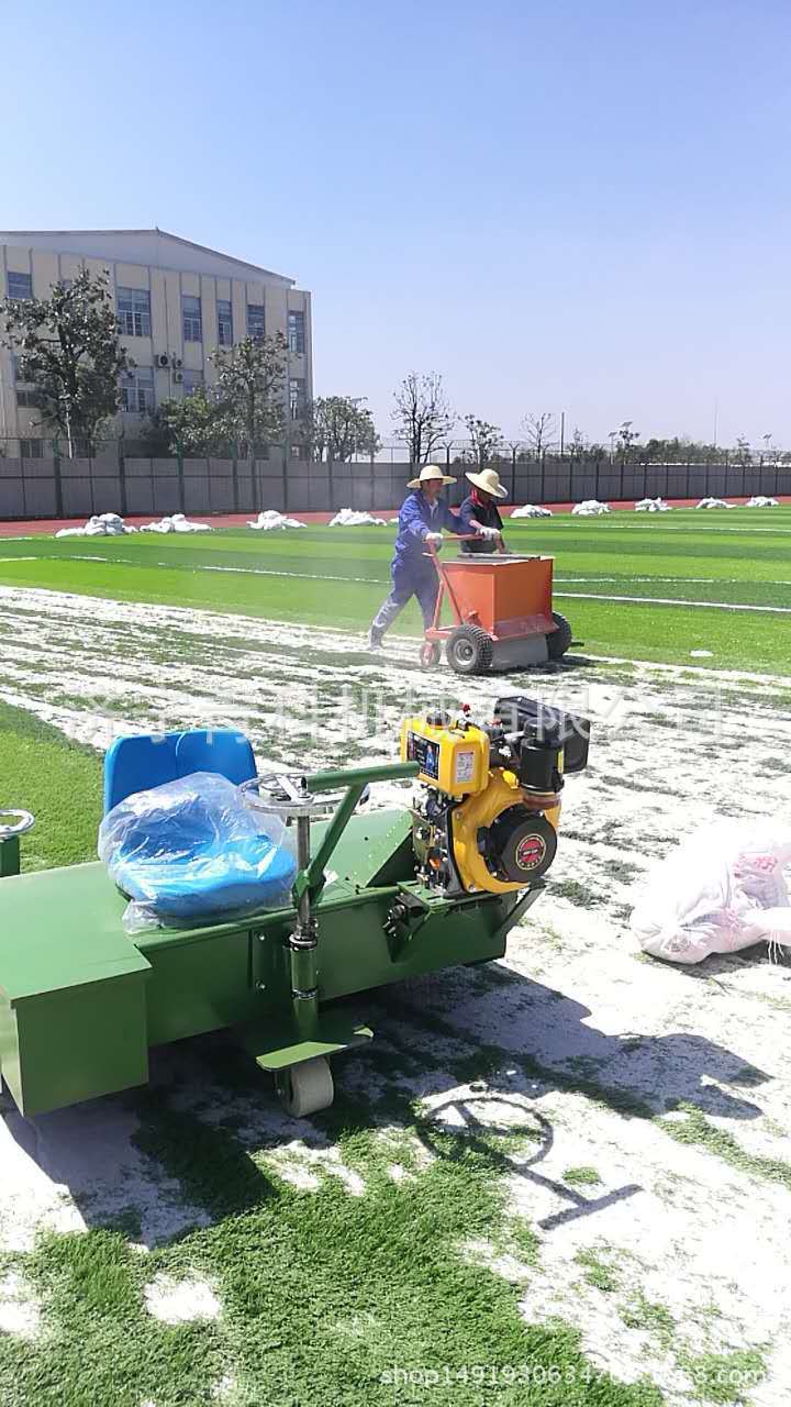 人工草坪铺设梳草机 汽油座驾式草坪刷沙机 充砂机配套梳沙机