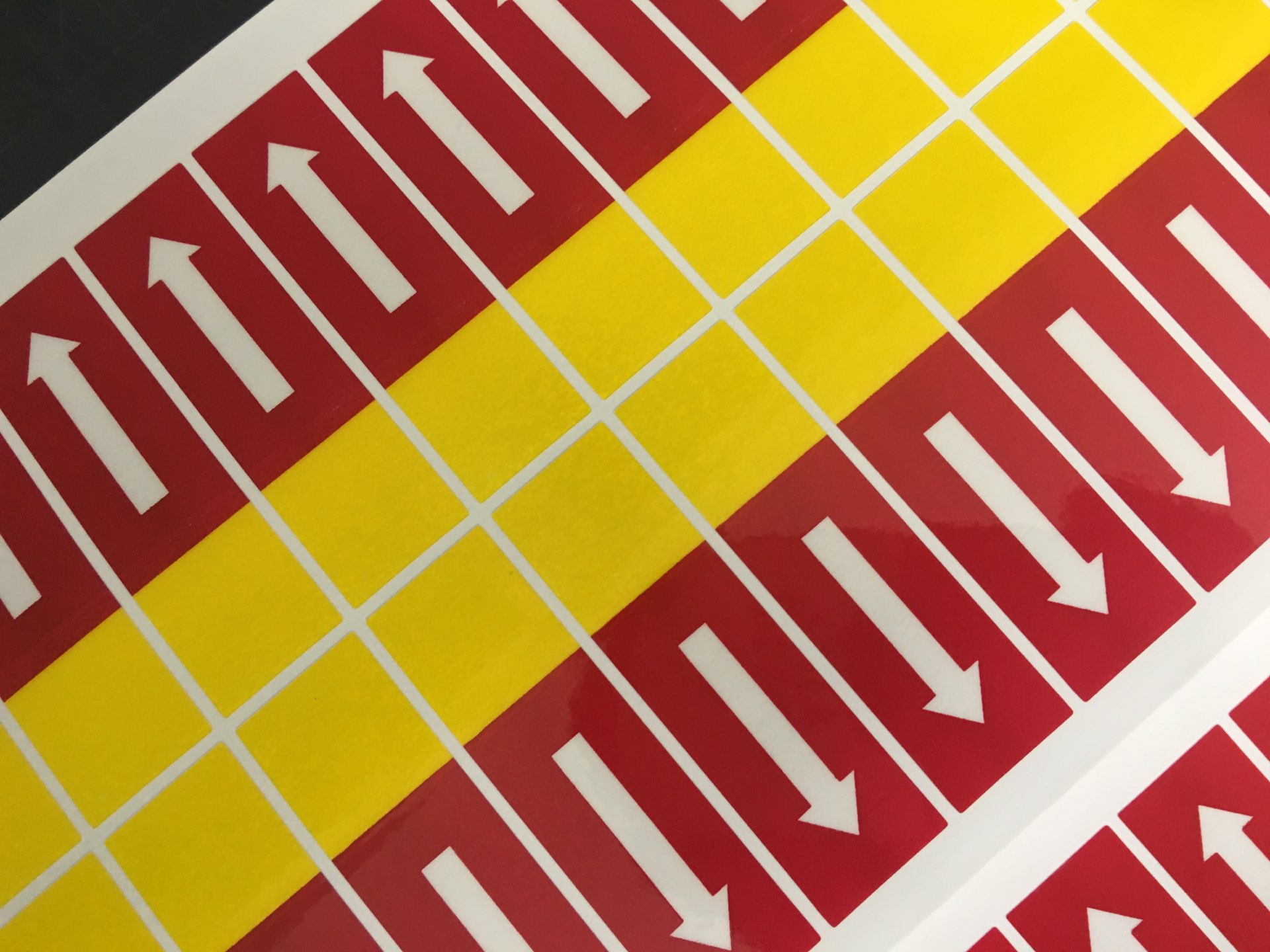 【现货】pet标签易撕贴纸 强粘易撕贴 方向箭头标签贴纸 70*20mm