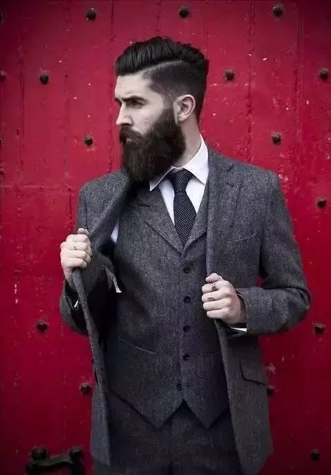 出席正式场合,参加晚会,一套帅气西装配一款铮亮的油头,再适合不过.