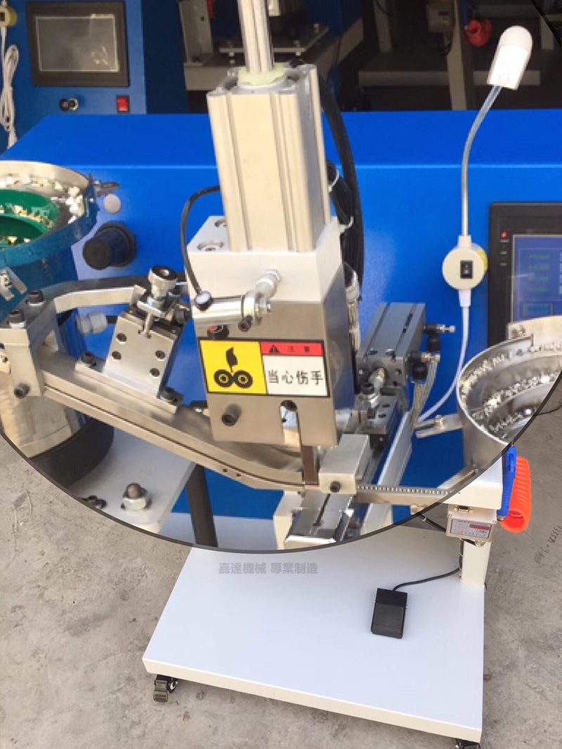 厂家供应全自动服装异形打扣机 四爪方形钉珠机器定制 质优价廉