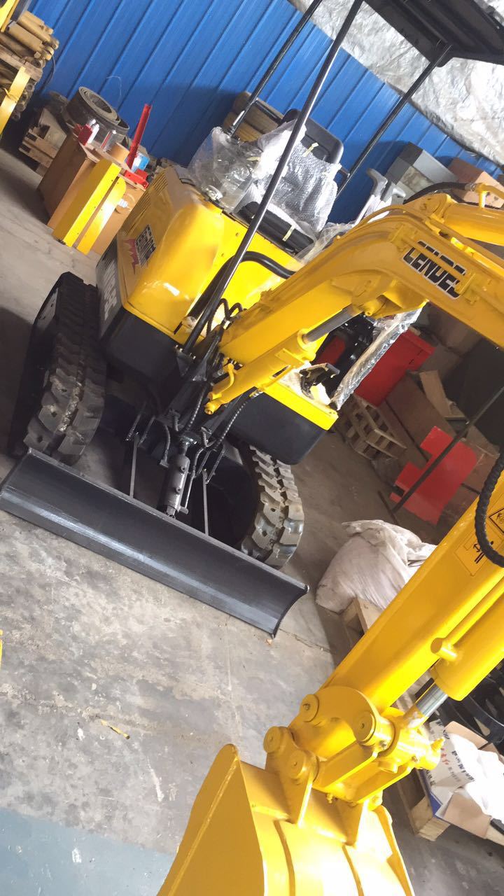 18型号微型挖机,使用在市政道路,小区,别墅,农业灌溉,以及小心吊装