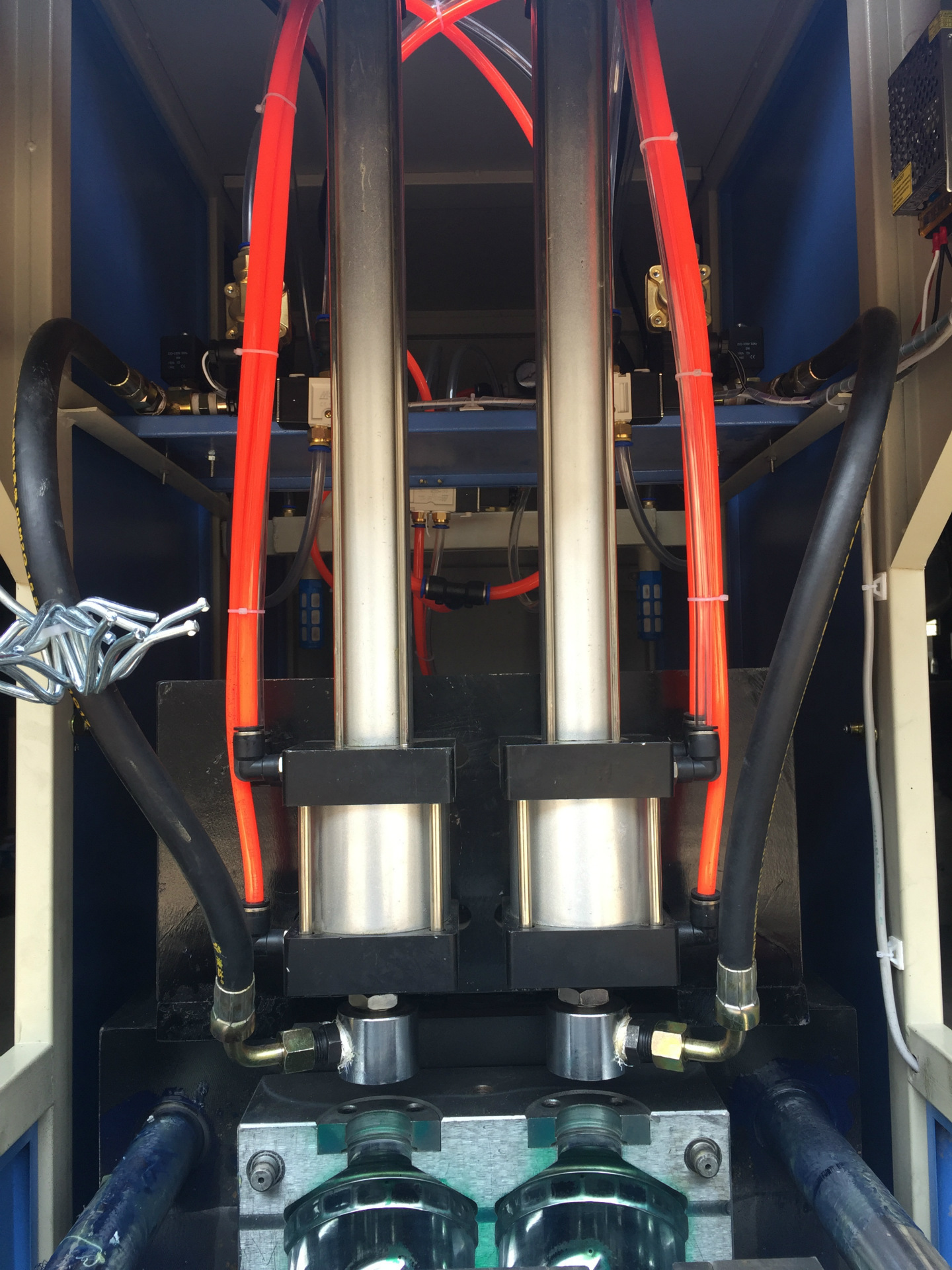 厂家供应半自动拉伸吹瓶机 小型半自动pet一出二吹瓶机