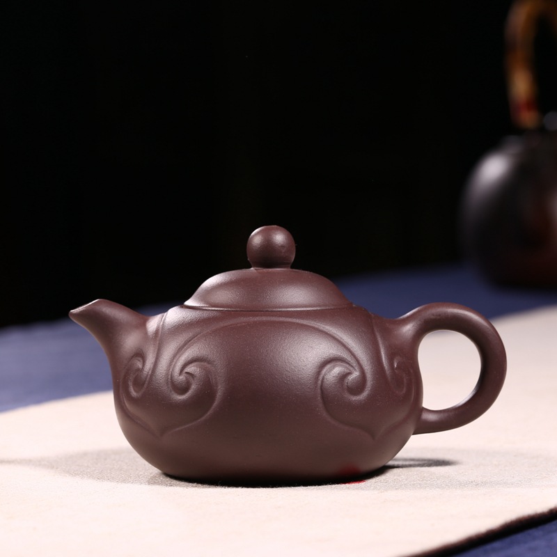 【简介】紫砂壶:是一种典型的手工艺器,是中国陶瓷艺苑中一颗璀璨的