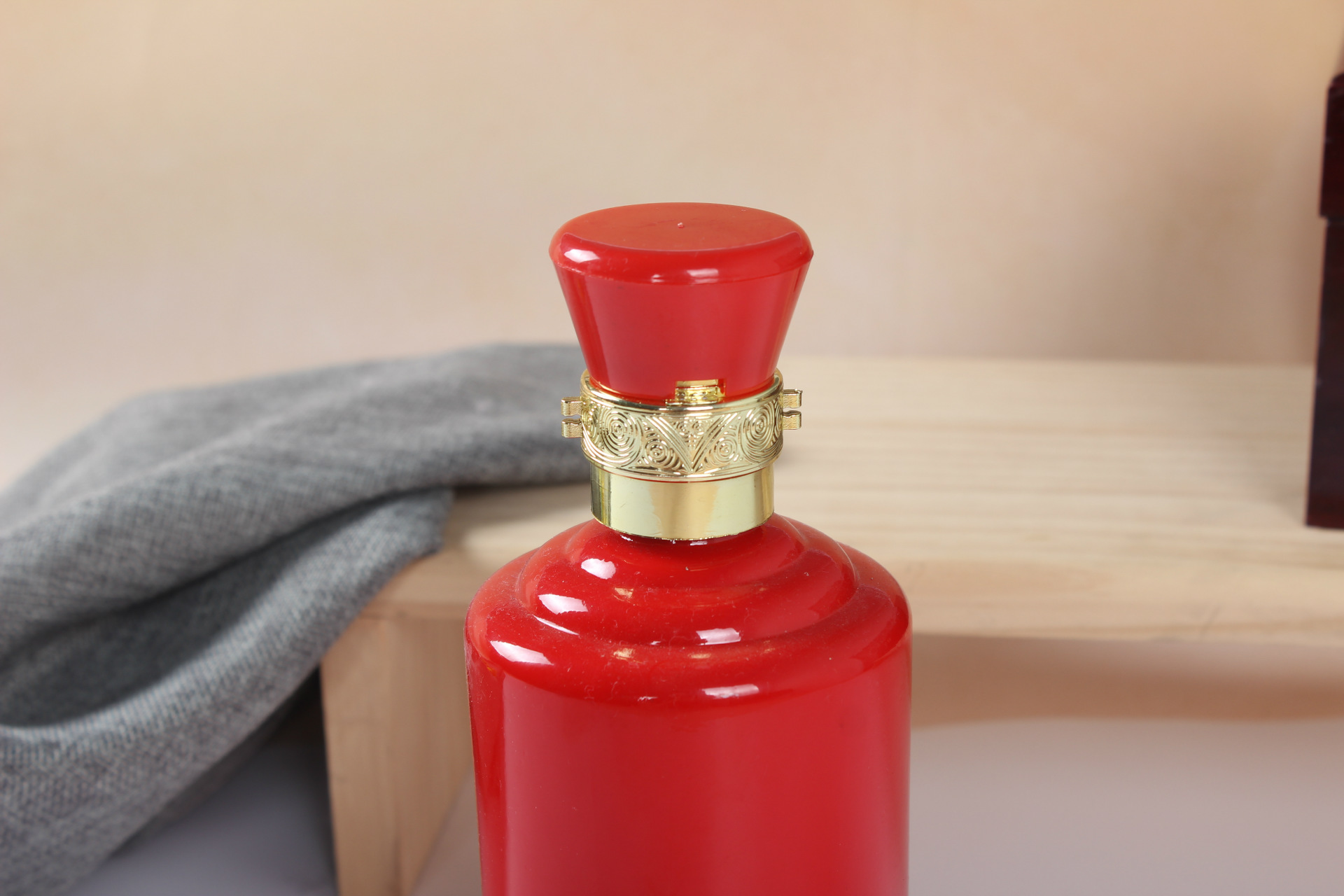 厂家直销500ml婚庆酒瓶红色圆柱形带盖密封高白料玻璃酒瓶