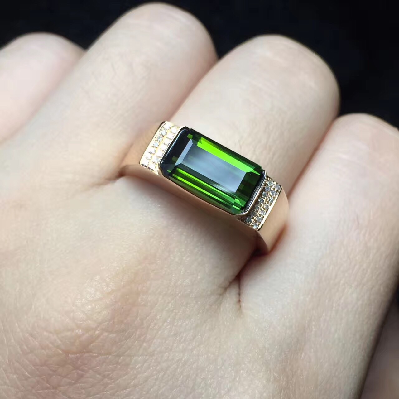 一件代发 简约时尚 男士金戒指 18k金镶巴西天然电光绿碧玺戒指