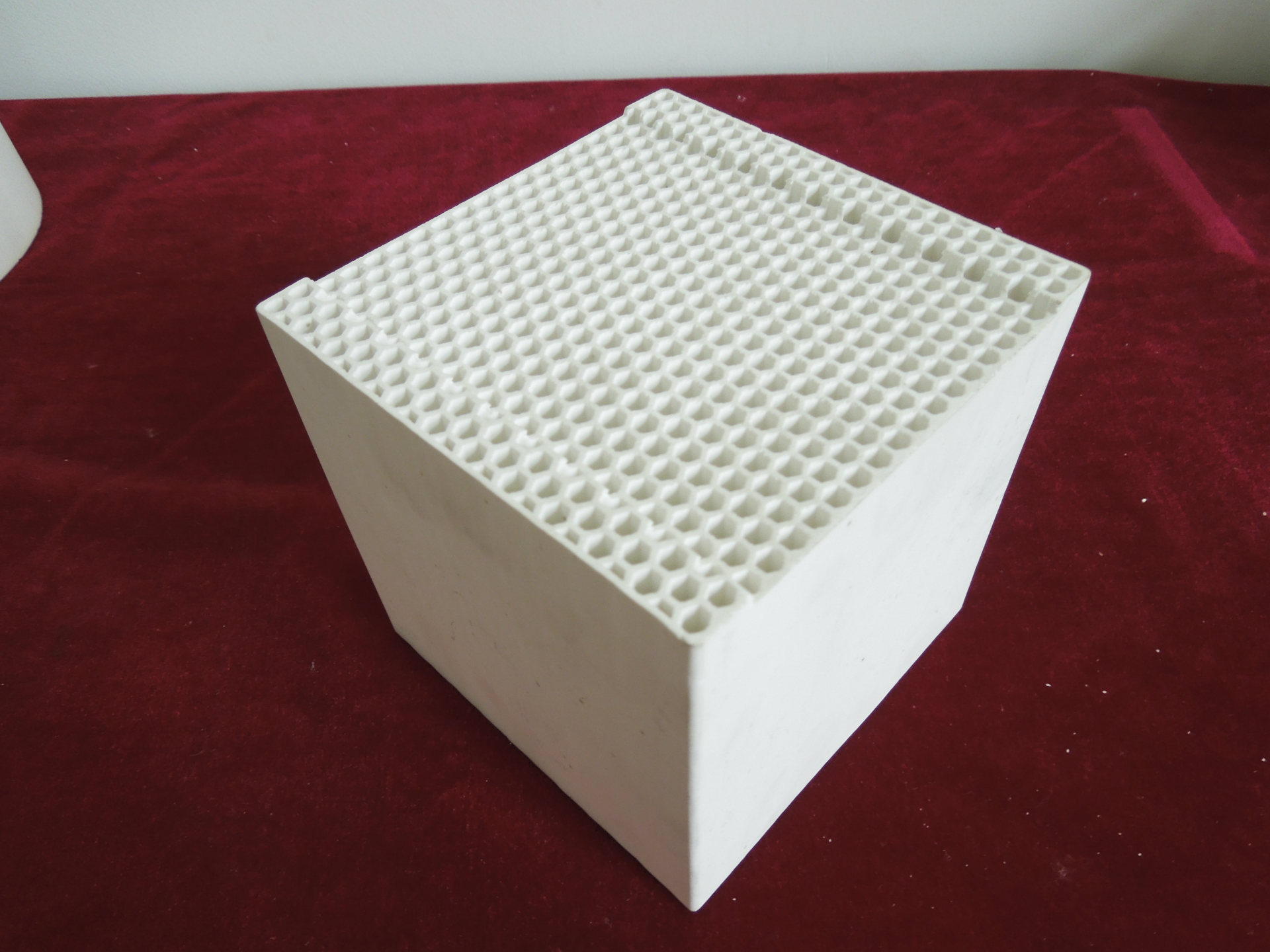 蜂窝体蜂窝陶瓷蓄热体刚玉莫来石质砖厂家刚玉砖