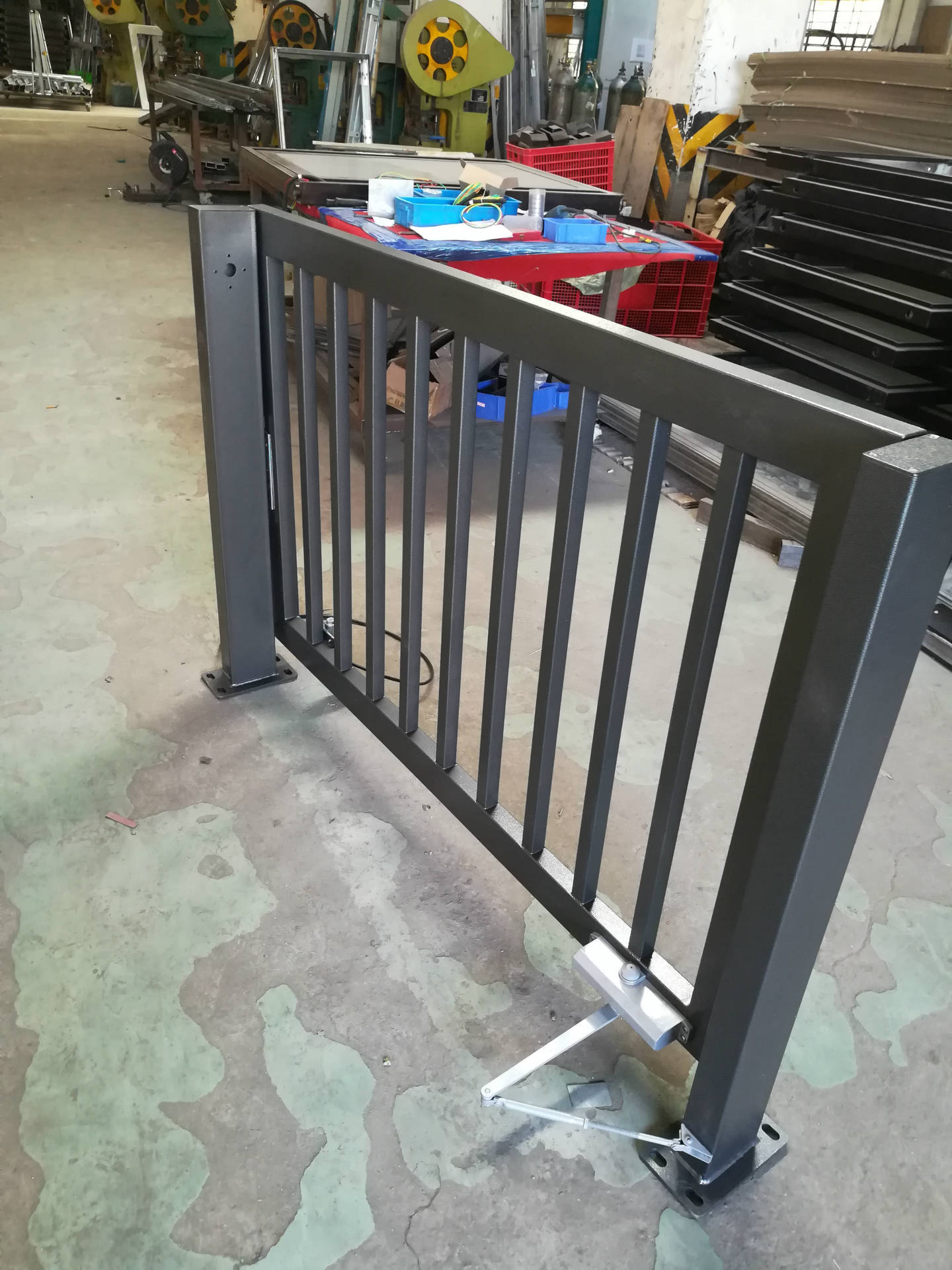 定做各种样式隔离栏 栅栏门 小区通道门 护栏手动门铁艺大门加工