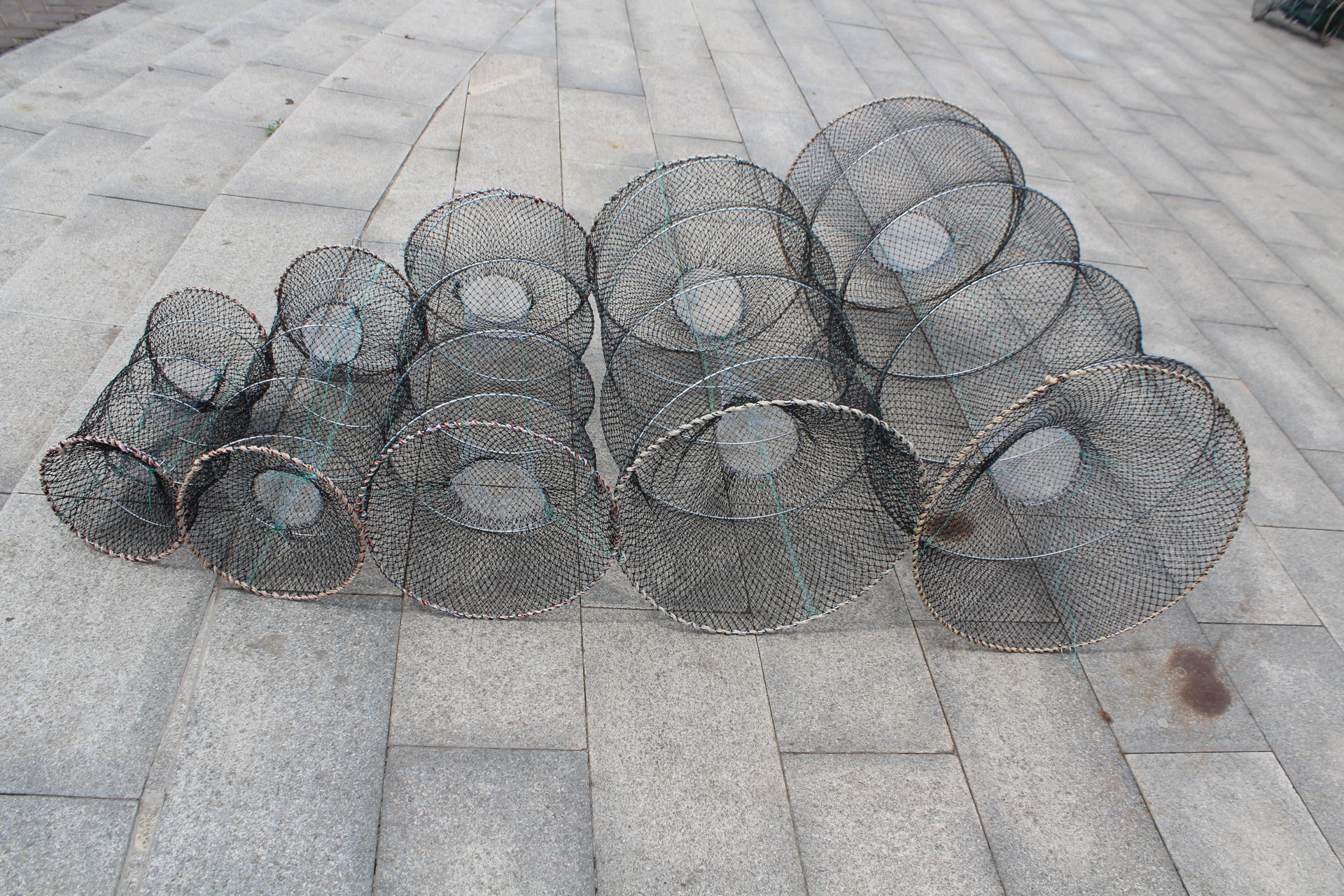 厂家批发捕鱼网鱼笼折叠鱼网渔网手抛网鱼袋捕鱼笼