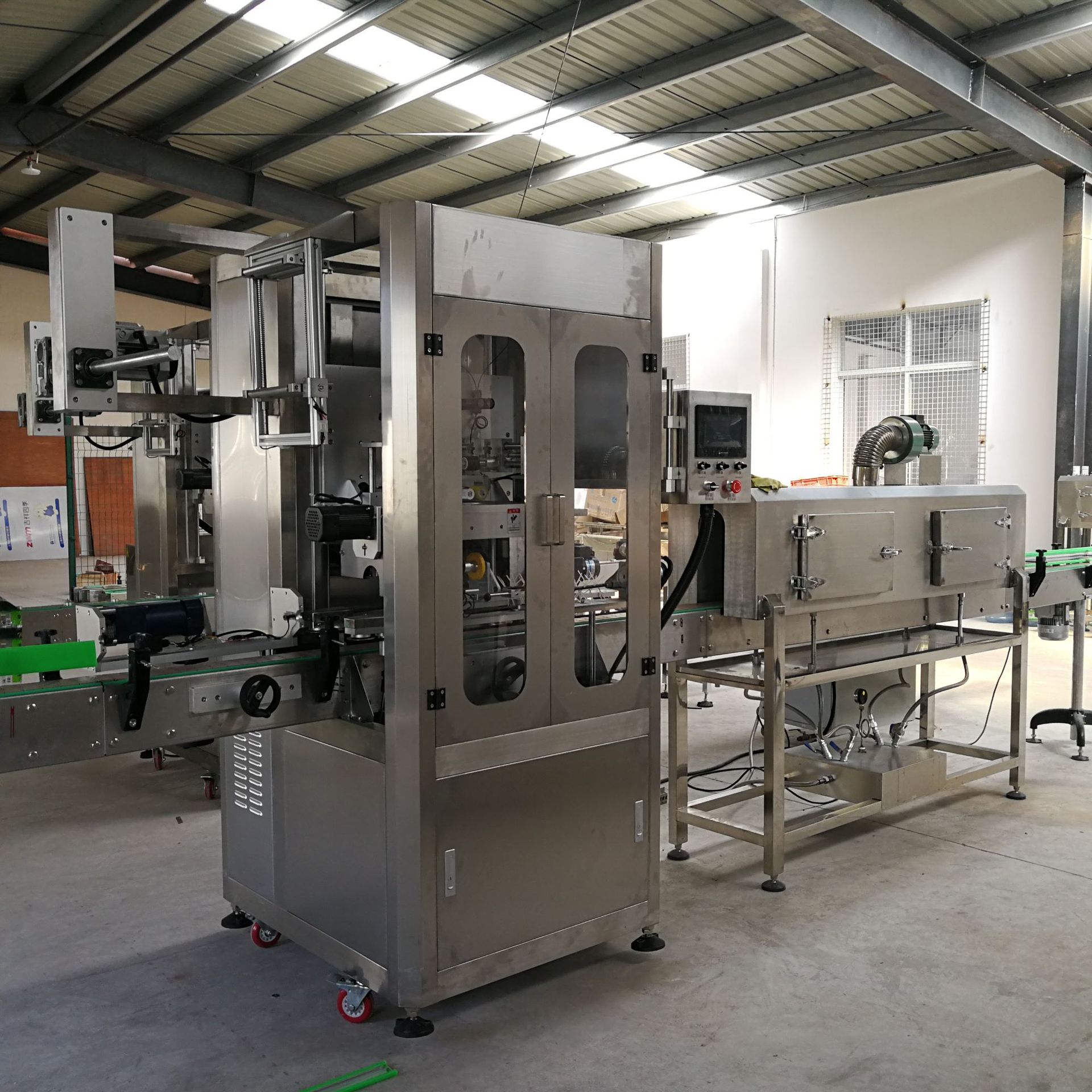 供应化妆品套标机定制套标机扁瓶空瓶套标机套膜热收缩机