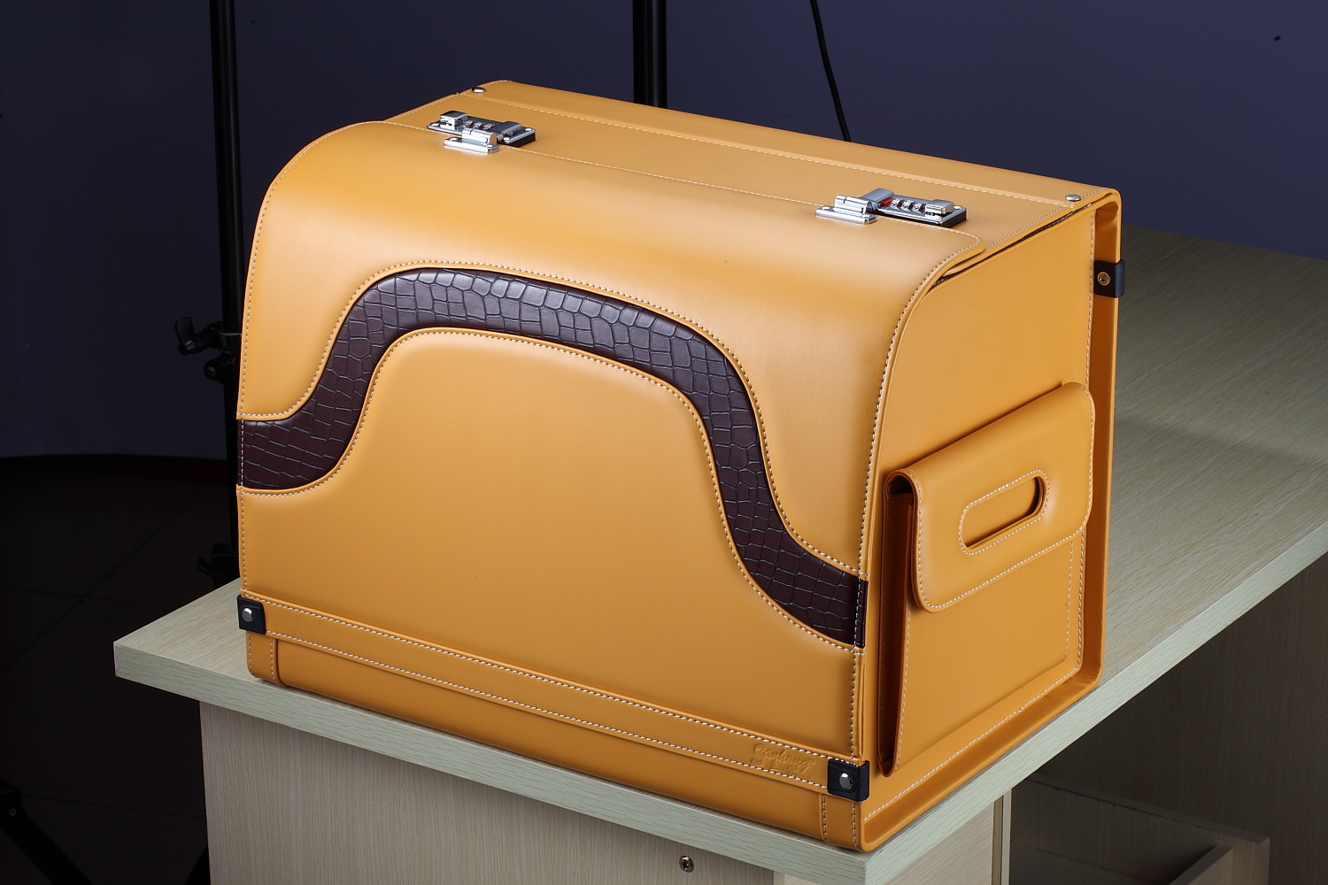 供应汽车后备收纳箱 专车专用复古箱包 多功能车载置物箱 批发