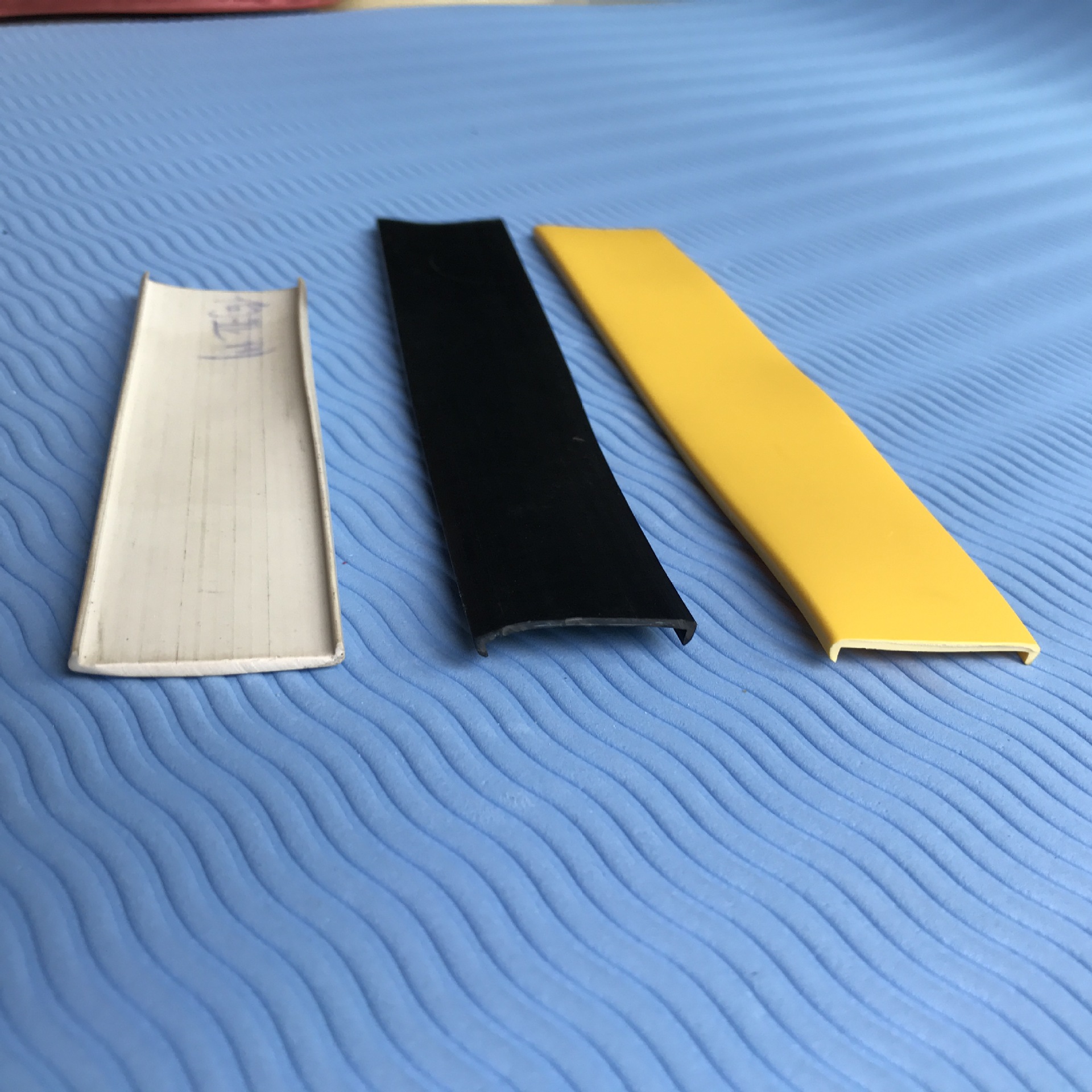 批发u型装饰条pvc塑料软胶条 板子包边条家具装饰条30mm塑料条