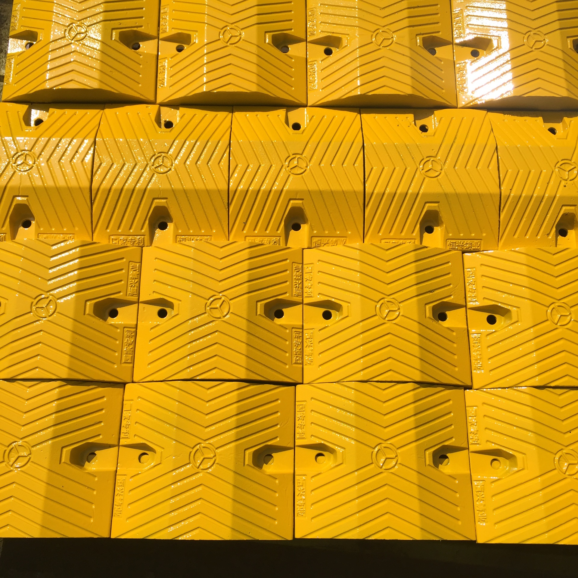 厂家定制铸钢减速带 公路减速板 减速垄道路交通马路减速带人字形