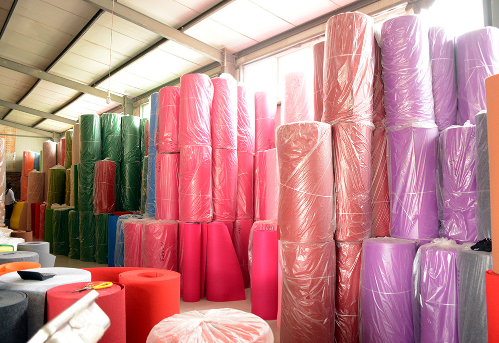 彩色背胶化纤毛毡布 彩色毛毡步背景布化纤无纺布毛毡布3mm