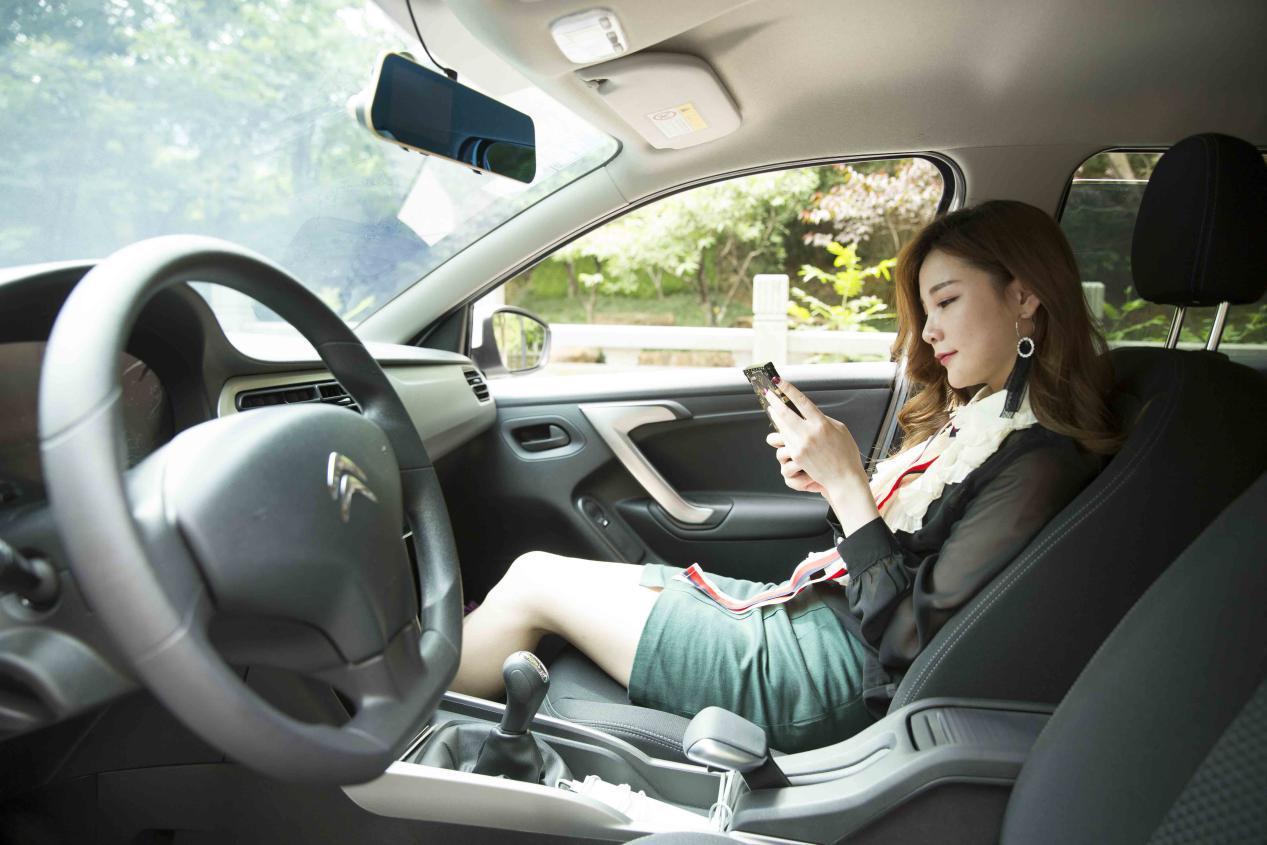 我们俩一起出门肯定是我开得多,她就安心地在副驾玩手机,自拍