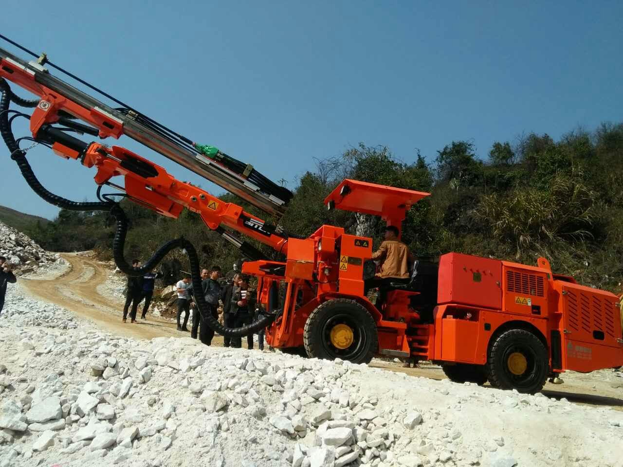 隧道矿井掘进凿岩钻孔台车工地照片展示