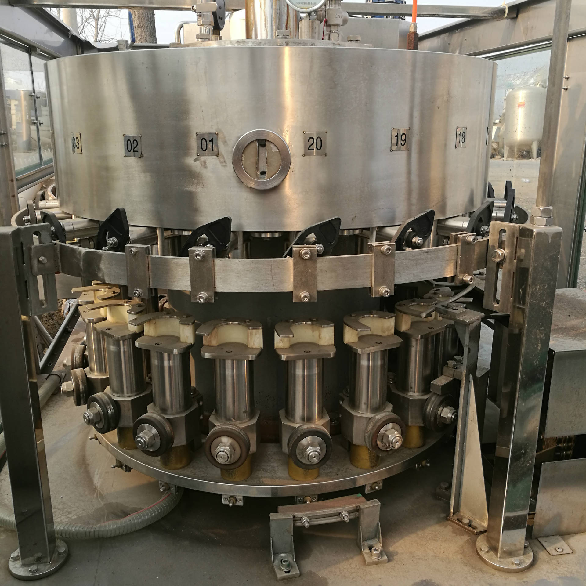 回收二手易拉罐啤酒自动灌装封口组合机 玻璃瓶啤酒加工生产线